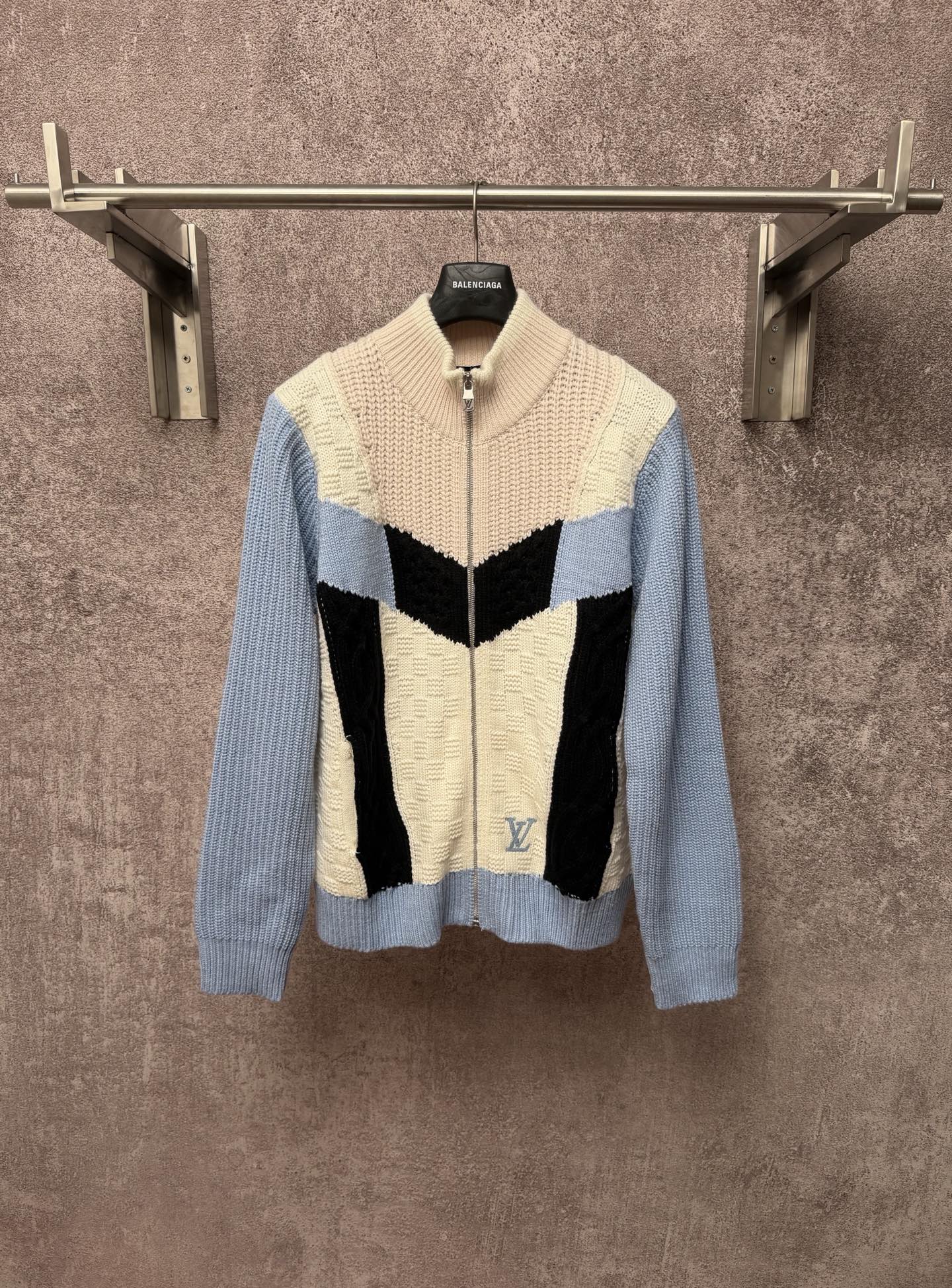 P355 LOUIS VUITTON SS26 sudadera de punto con logotipo de la colección de primavera, para hombre. Esta sudadera de bloq…