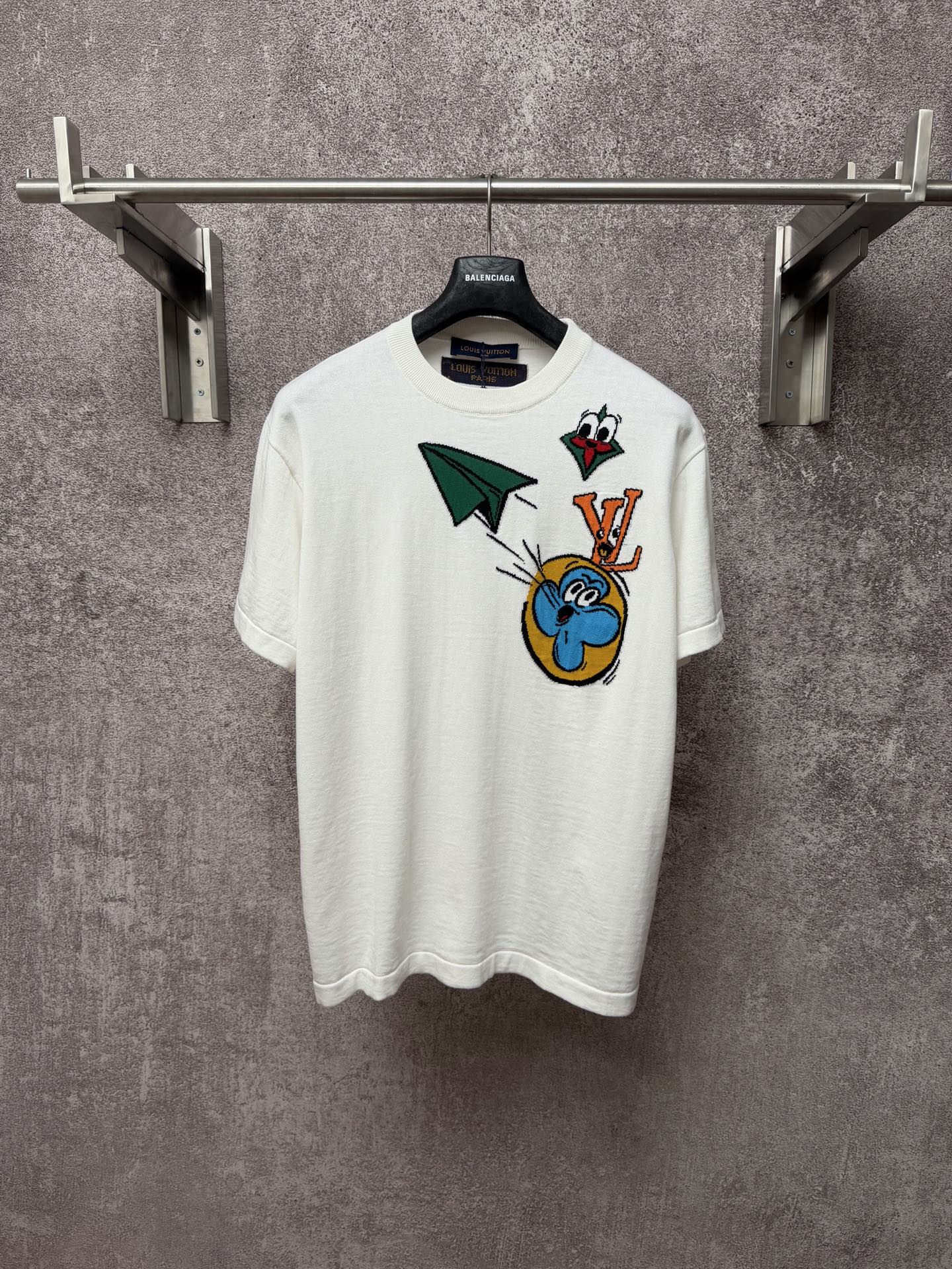 P180 LOUIS VUITTON camiseta de manga corta con cuello redondo e incrustaciones de patrón de cómic, para hombre, blanco.…