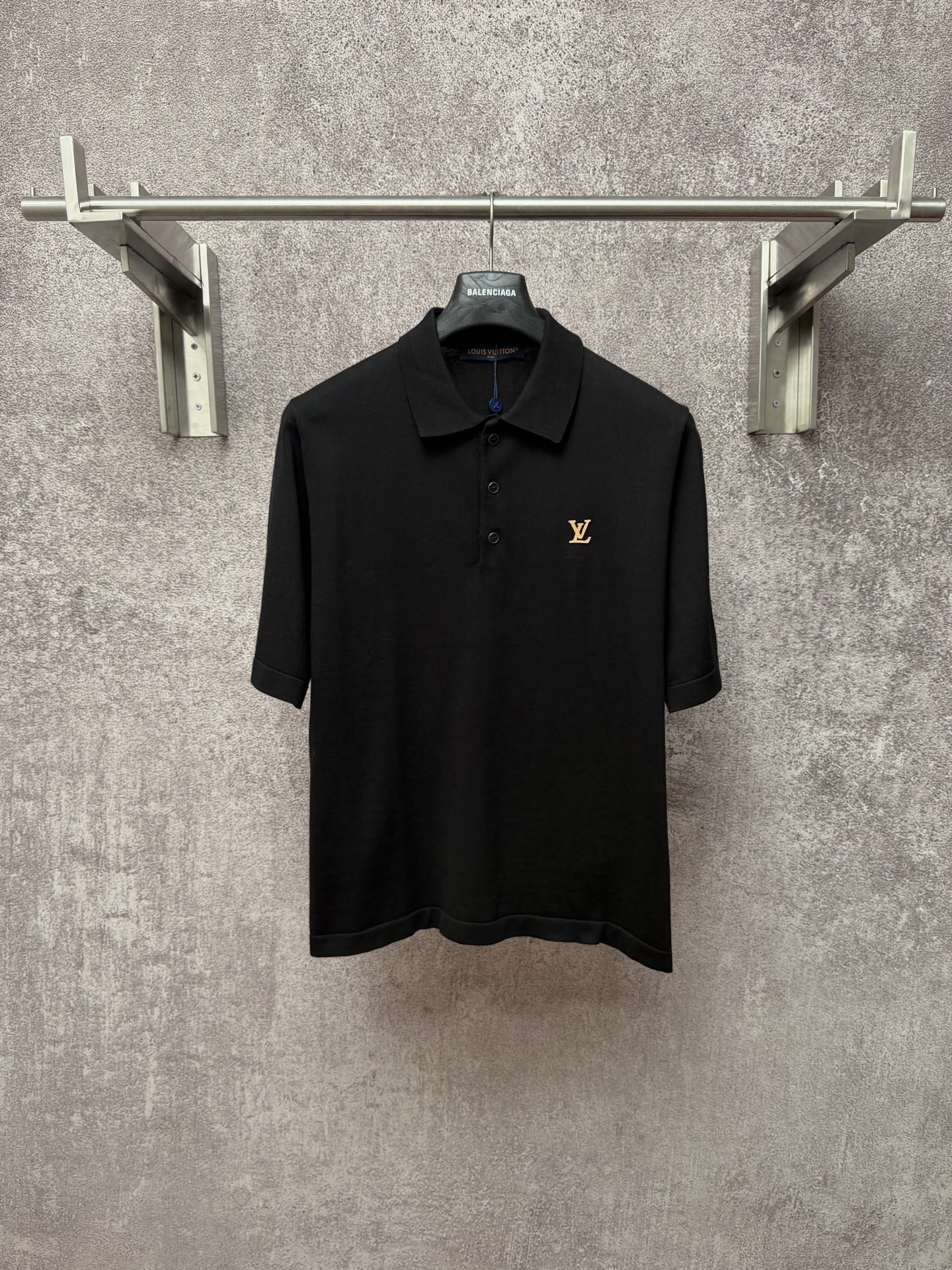 P180 LOUIS VUITTON SS26 polo de manga corta con botones y logotipo, versión estándar, para hombre. Este polo es limpio …