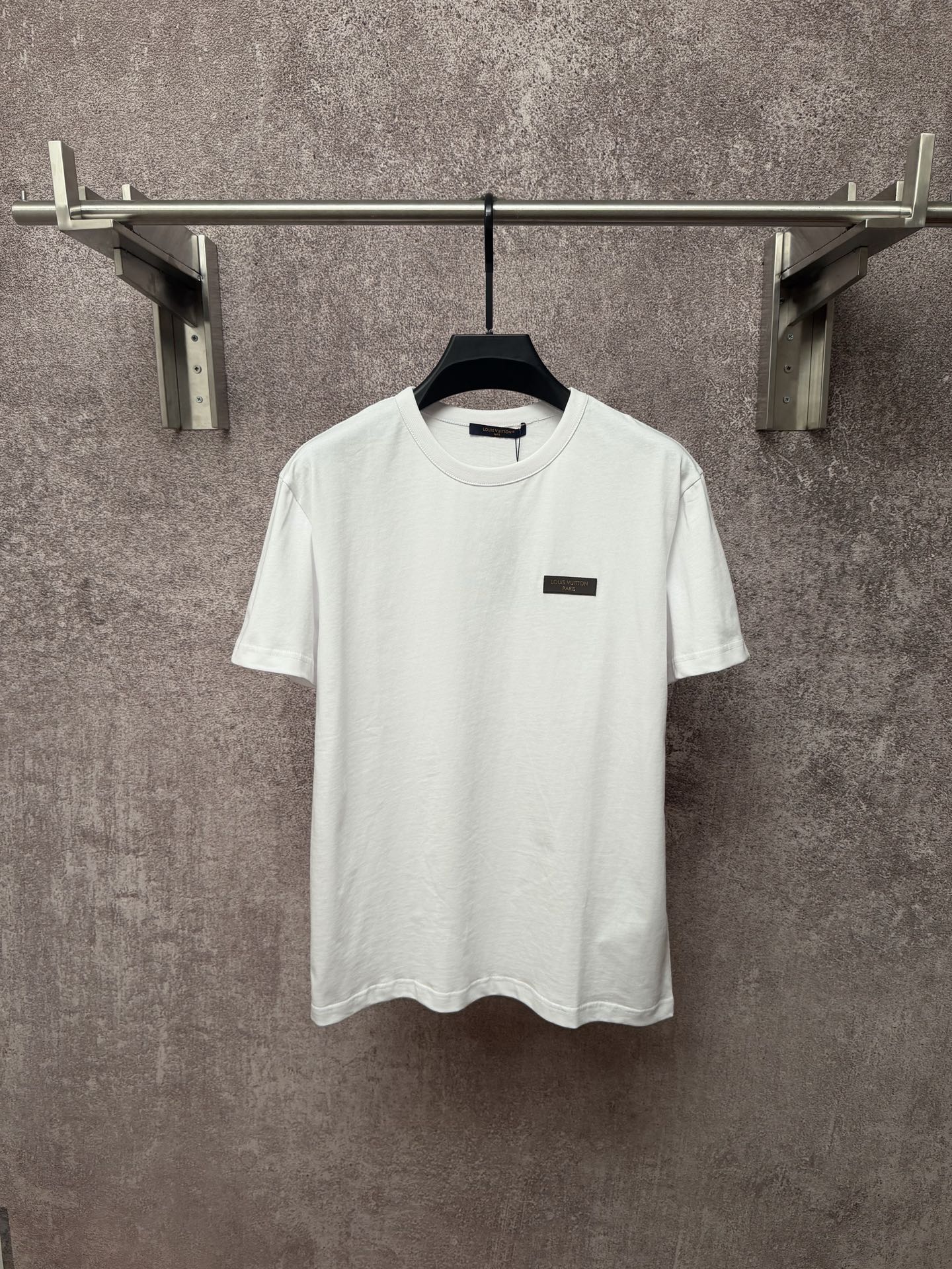 P105 LOUIS VUITTON SS26 Colección de Verano Camiseta de manga corta de cuello redondo y color liso para hombre. Esta ca…