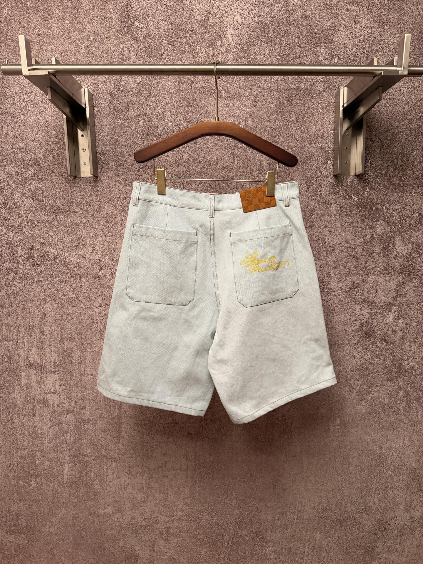 P195 1v/Louis 26ss Pantalones cortos de tejido de sarga de algodón con efecto desgastado y lavado a la piedra Tallas: S…