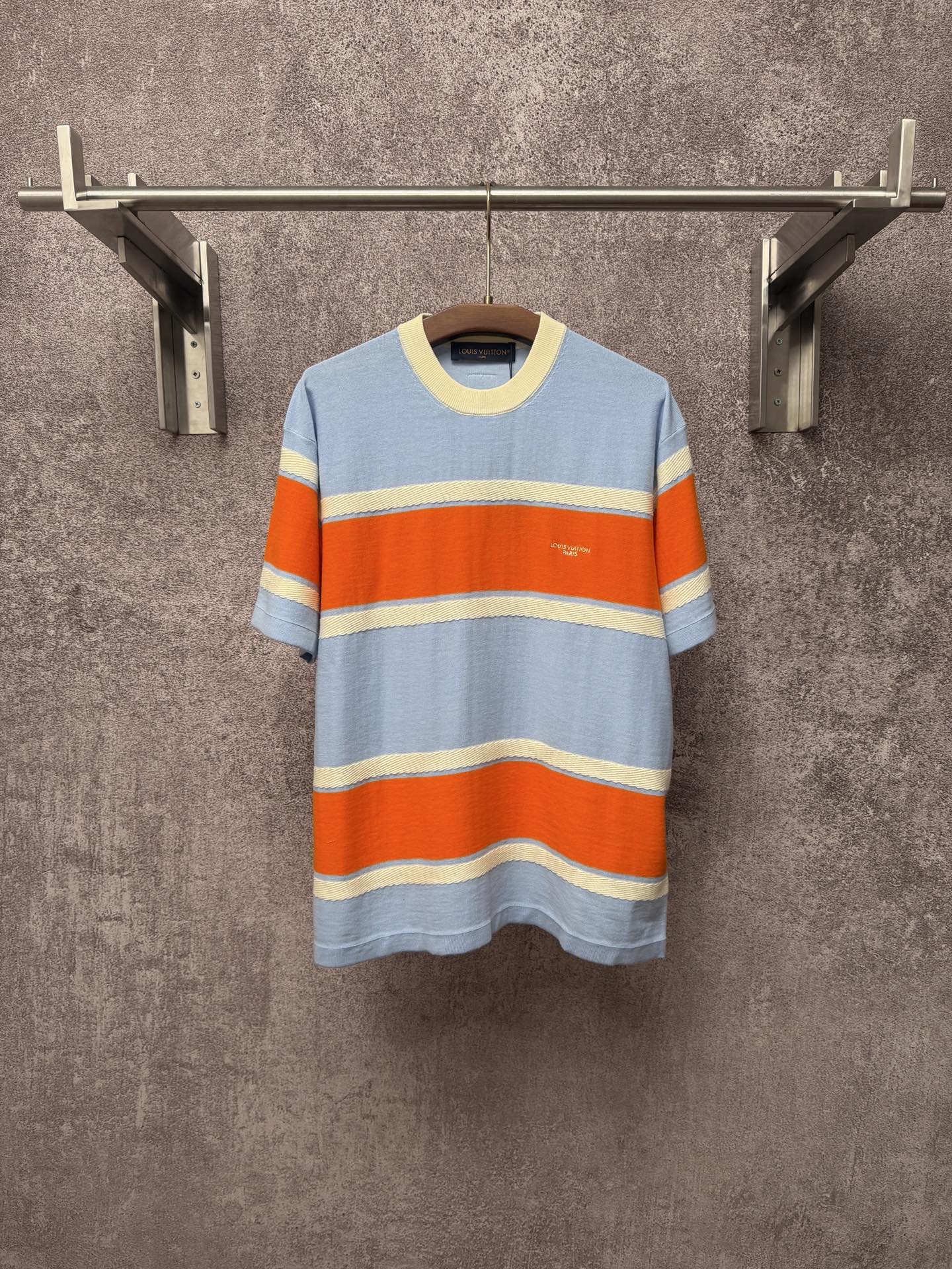 P185 LOUIS VUITTON SS26 Colección de verano Camiseta de cuello redondo de manga corta con rayas para hombre Esta camise…