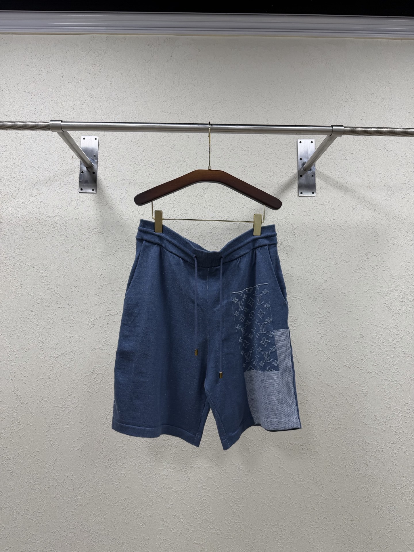 P180 LOUIS VUITTON FW26 Colección de principios de otoño, pantalones cortos casuales con cintura elástica y cordón, hom…