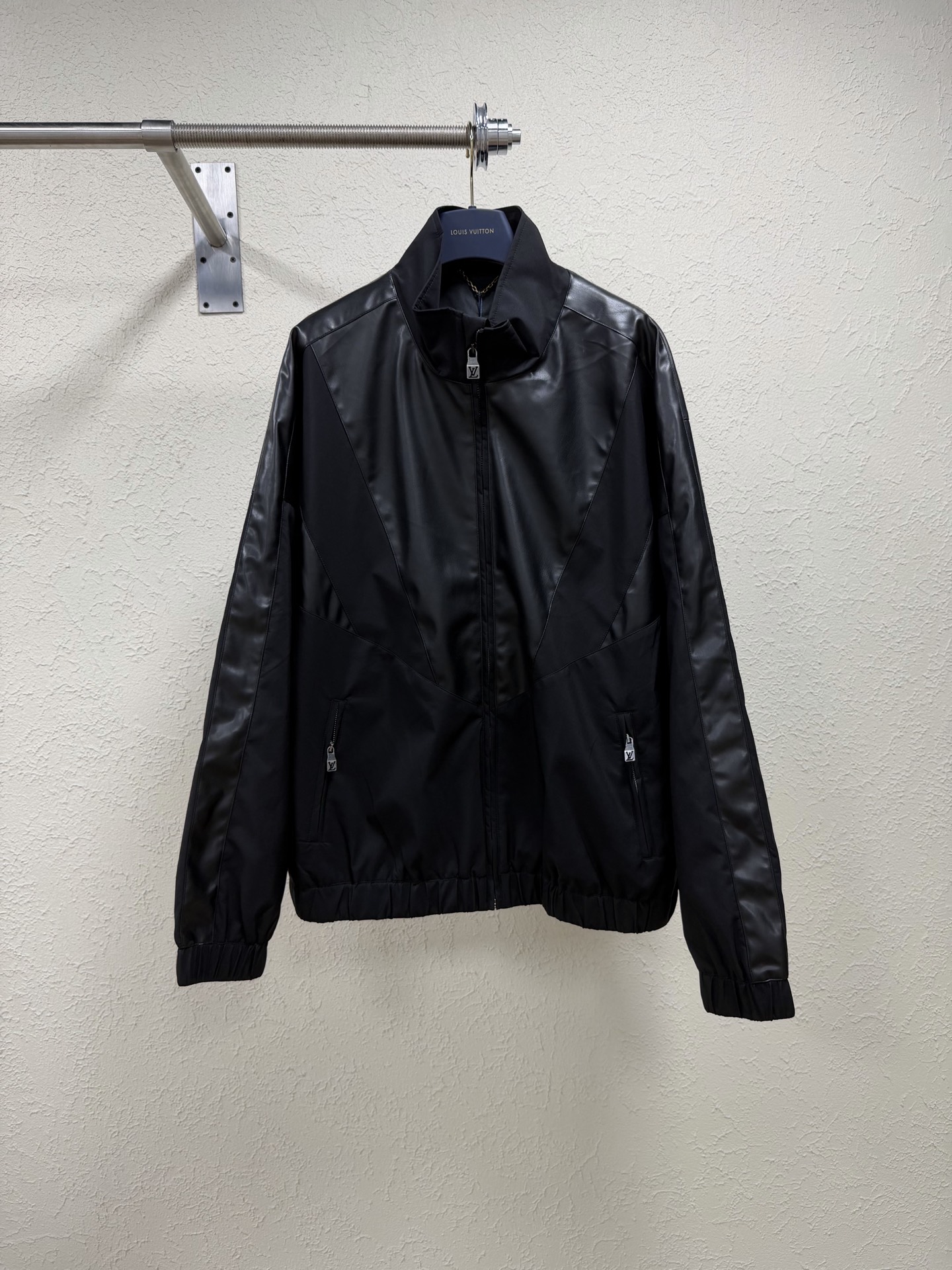 P295 1v/Louis FW26 nueva chaqueta de otoño con Monogram de patrón oscuro en piel. Desarrollo original, herrajes importa…