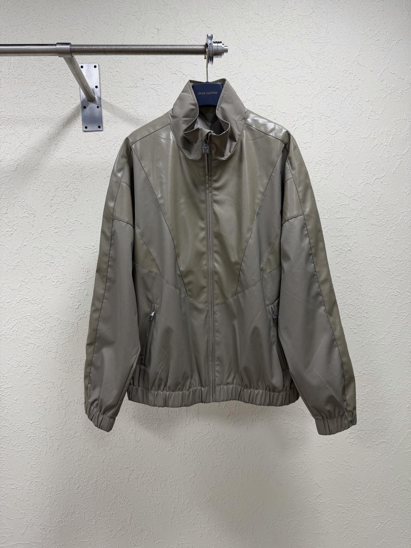 P295 1v/Louis FW26 nueva chaqueta de otoño con Monogram de patrón oscuro en piel. Desarrollo original, herrajes importa…