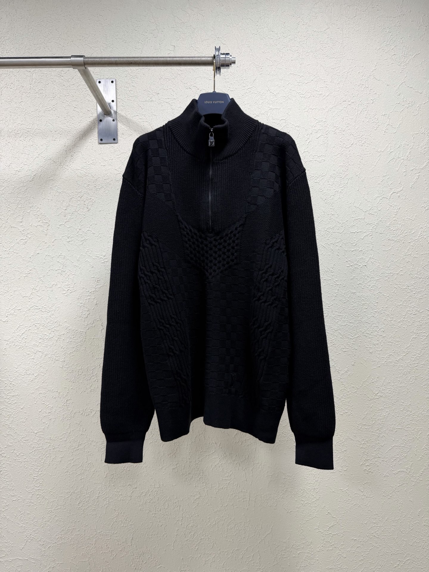 P255 LOUIS VUITTON SS26 Colección de primavera Sudadera con media cremallera y logo, de punto, para hombre. Esta sudade…