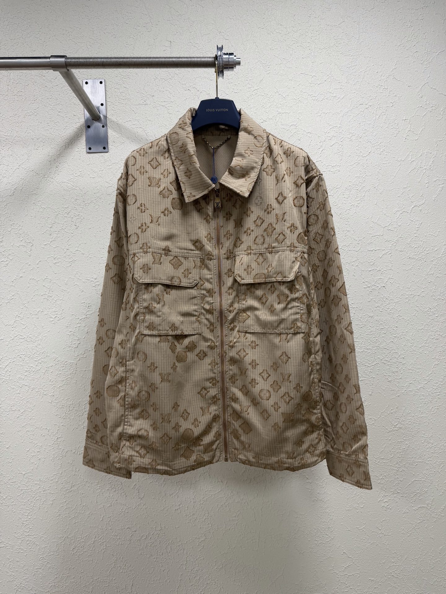P325 1v/Louis 26SS chaqueta de punto jacquard caqui de la serie de principios de otoño. Tejido clásico Monogram jacquar…