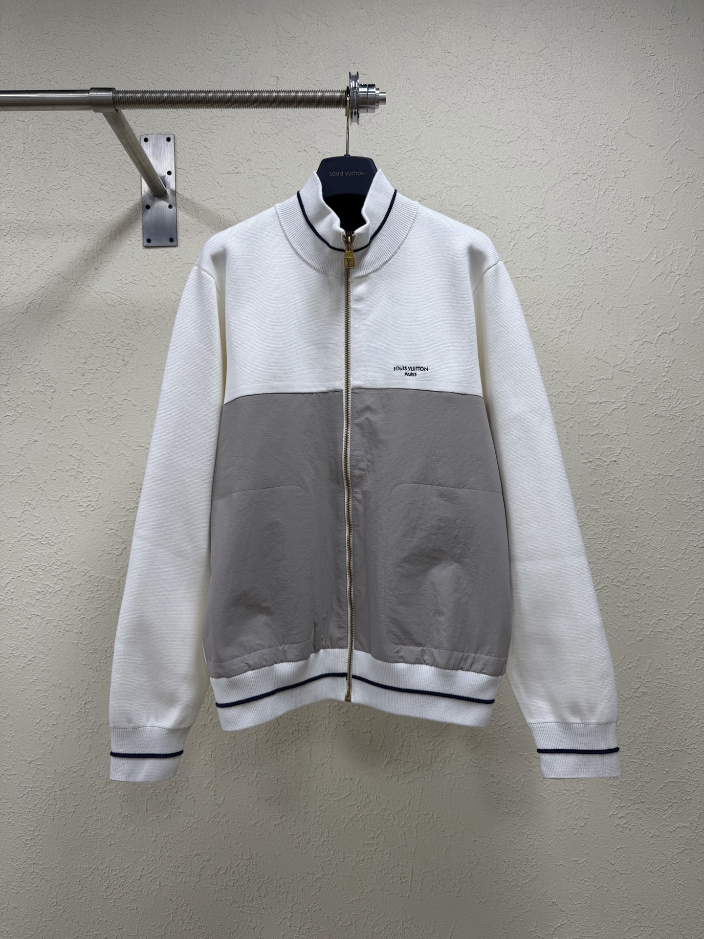 P280 LOUIS VUITTON FW26 chaqueta de manga larga con cuello acanalado y cremallera. Esta sudadera de estilo tenis combin…