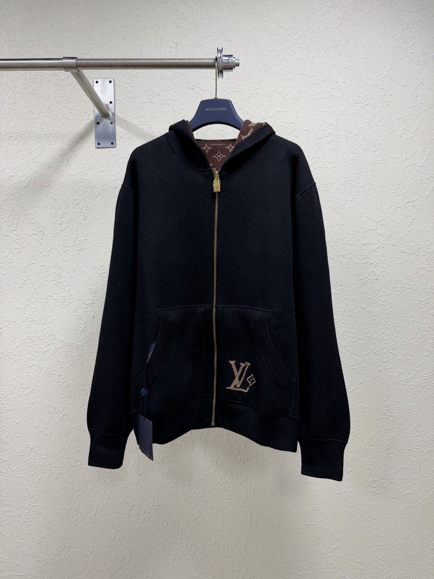 P330 LOUIS VUITTON SS26 nueva colección para hombre, chaqueta con capucha de doble cara con paneles de contraste. Esta …