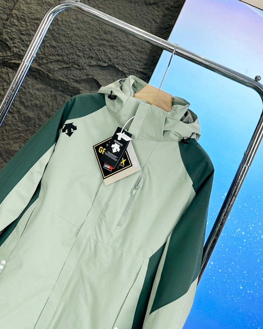 🛒购物价： p255💰 
Descente/迪桑特顶级三合一帽子可拆卸户外防风防水登山服情侣💑两件套冲锋衣外套《女款》
摇粒绒抓绒内胆可拆卸！户外顶级好面料！功能性强大！纯原单！品质好到爆！不挑年龄段，上身太好看！ 真正的防水防风冲锋衣，不是样子货！
    可拆卸抓绒内胆三合一冲锋衣！实实在在的好东西 性价比超高的一款！隐藏式拉链，防钻风袖口！！防水魔术贴！！ 每一处细节都非常完美！ 
此款外层TEXAPORE外层防水透气、内层保暖内胆！可单穿、亦可两者搭配着穿！防水透气的牛货！全方位防水透气面料！外层面料耐磨，同时提p优良的保暖性能！防风，防水，冬季外出有它，不惧严寒，雨雪无阻！

颜色：粉色 草绿
 
尺码:S-2XL
       袖长 胸围 衣长 建议体重 
S      72    108    68   100以内
M     74    112     70   100-115
 L     76     116    72   115-130                          XL    78    120    74   130-145
2XL 80    124    76   145-160