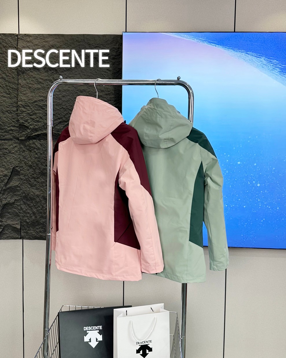 🛒购物价： p255💰 
Descente/迪桑特顶级三合一帽子可拆卸户外防风防水登山服情侣💑两件套冲锋衣外套《女款》
摇粒绒抓绒内胆可拆卸！户外顶级好面料！功能性强大！纯原单！品质好到爆！不挑年龄段，上身太好看！ 真正的防水防风冲锋衣，不是样子货！
    可拆卸抓绒内胆三合一冲锋衣！实实在在的好东西 性价比超高的一款！隐藏式拉链，防钻风袖口！！防水魔术贴！！ 每一处细节都非常完美！ 
此款外层TEXAPORE外层防水透气、内层保暖内胆！可单穿、亦可两者搭配着穿！防水透气的牛货！全方位防水透气面料！外层面料耐磨，同时提p优良的保暖性能！防风，防水，冬季外出有它，不惧严寒，雨雪无阻！

颜色：粉色 草绿
 
尺码:S-2XL
       袖长 胸围 衣长 建议体重 
S      72    108    68   100以内
M     74    112     70   100-115
 L     76     116    72   115-130                          XL    78    120    74   130-145
2XL 80    124    76   145-160