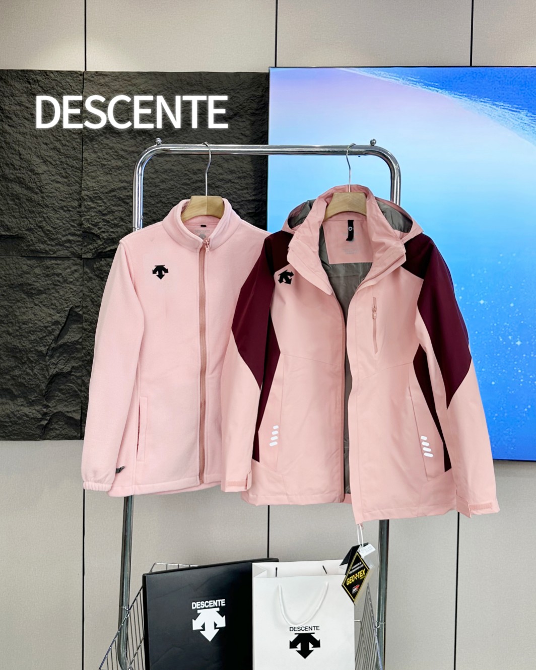 🛒购物价： p255💰 
Descente/迪桑特顶级三合一帽子可拆卸户外防风防水登山服情侣💑两件套冲锋衣外套《女款》
摇粒绒抓绒内胆可拆卸！户外顶级好面料！功能性强大！纯原单！品质好到爆！不挑年龄段，上身太好看！ 真正的防水防风冲锋衣，不是样子货！
    可拆卸抓绒内胆三合一冲锋衣！实实在在的好东西 性价比超高的一款！隐藏式拉链，防钻风袖口！！防水魔术贴！！ 每一处细节都非常完美！ 
此款外层TEXAPORE外层防水透气、内层保暖内胆！可单穿、亦可两者搭配着穿！防水透气的牛货！全方位防水透气面料！外层面料耐磨，同时提p优良的保暖性能！防风，防水，冬季外出有它，不惧严寒，雨雪无阻！

颜色：粉色 草绿
 
尺码:S-2XL
       袖长 胸围 衣长 建议体重 
S      72    108    68   100以内
M     74    112     70   100-115
 L     76     116    72   115-130                          XL    78    120    74   130-145
2XL 80    124    76   145-160