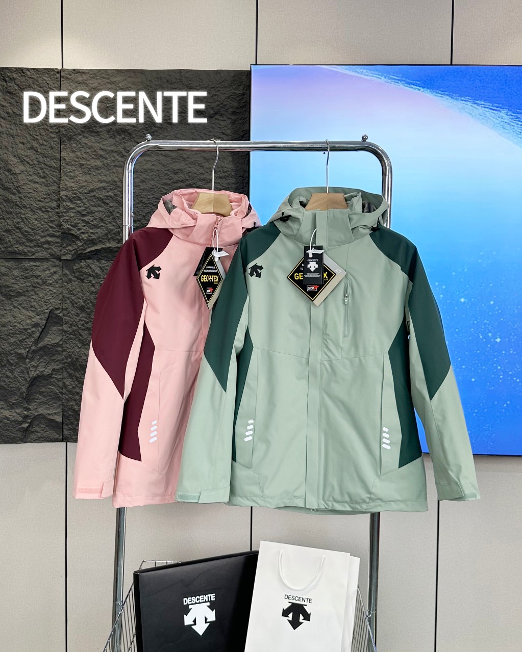 🛒购物价： p255💰 
Descente/迪桑特顶级三合一帽子可拆卸户外防风防水登山服情侣💑两件套冲锋衣外套《女款》
摇粒绒抓绒内胆可拆卸！户外顶级好面料！功能性强大！纯原单！品质好到爆！不挑年龄段，上身太好看！ 真正的防水防风冲锋衣，不是样子货！
    可拆卸抓绒内胆三合一冲锋衣！实实在在的好东西 性价比超高的一款！隐藏式拉链，防钻风袖口！！防水魔术贴！！ 每一处细节都非常完美！ 
此款外层TEXAPORE外层防水透气、内层保暖内胆！可单穿、亦可两者搭配着穿！防水透气的牛货！全方位防水透气面料！外层面料耐磨，同时提p优良的保暖性能！防风，防水，冬季外出有它，不惧严寒，雨雪无阻！

颜色：粉色 草绿
 
尺码:S-2XL
       袖长 胸围 衣长 建议体重 
S      72    108    68   100以内
M     74    112     70   100-115
 L     76     116    72   115-130                          XL    78    120    74   130-145
2XL 80    124    76   145-160