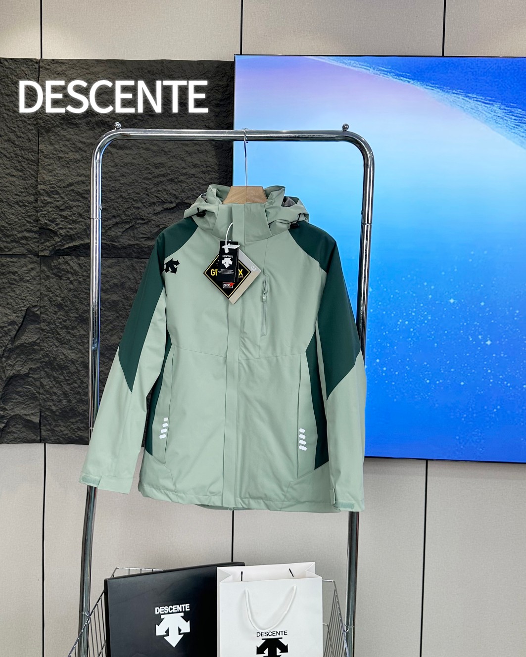 🛒购物价： p255💰 
Descente/迪桑特顶级三合一帽子可拆卸户外防风防水登山服情侣💑两件套冲锋衣外套《女款》
摇粒绒抓绒内胆可拆卸！户外顶级好面料！功能性强大！纯原单！品质好到爆！不挑年龄段，上身太好看！ 真正的防水防风冲锋衣，不是样子货！
    可拆卸抓绒内胆三合一冲锋衣！实实在在的好东西 性价比超高的一款！隐藏式拉链，防钻风袖口！！防水魔术贴！！ 每一处细节都非常完美！ 
此款外层TEXAPORE外层防水透气、内层保暖内胆！可单穿、亦可两者搭配着穿！防水透气的牛货！全方位防水透气面料！外层面料耐磨，同时提p优良的保暖性能！防风，防水，冬季外出有它，不惧严寒，雨雪无阻！

颜色：粉色 草绿
 
尺码:S-2XL
       袖长 胸围 衣长 建议体重 
S      72    108    68   100以内
M     74    112     70   100-115
 L     76     116    72   115-130                          XL    78    120    74   130-145
2XL 80    124    76   145-160