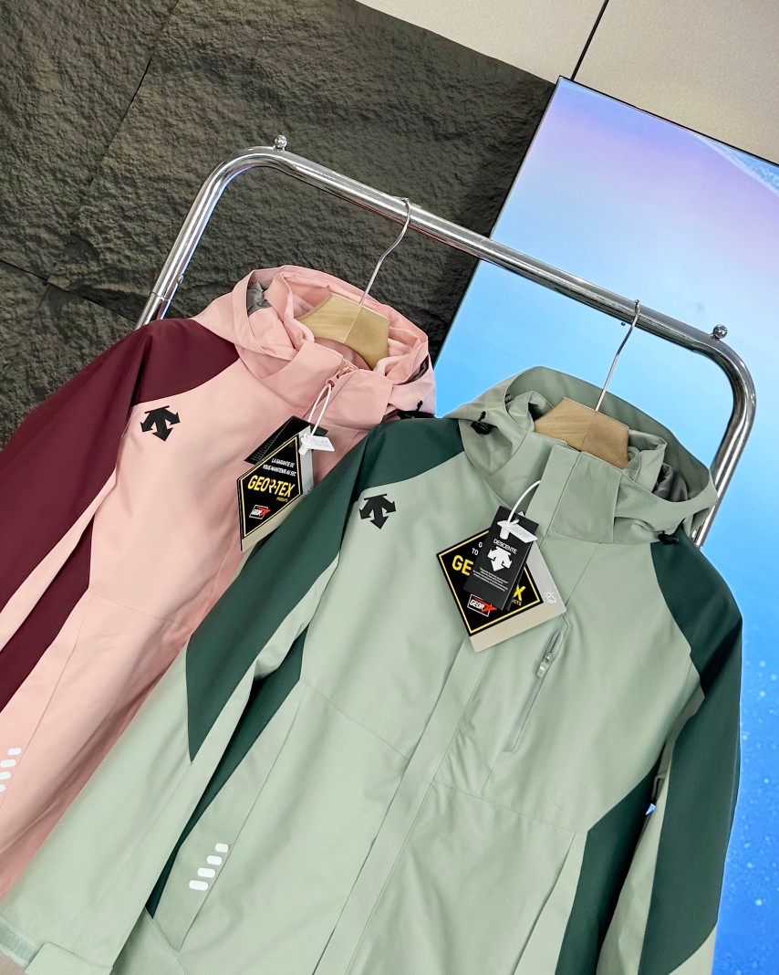 🛒购物价： p255💰 
Descente/迪桑特顶级三合一帽子可拆卸户外防风防水登山服情侣💑两件套冲锋衣外套《女款》
摇粒绒抓绒内胆可拆卸！户外顶级好面料！功能性强大！纯原单！品质好到爆！不挑年龄段，上身太好看！ 真正的防水防风冲锋衣，不是样子货！
    可拆卸抓绒内胆三合一冲锋衣！实实在在的好东西 性价比超高的一款！隐藏式拉链，防钻风袖口！！防水魔术贴！！ 每一处细节都非常完美！ 
此款外层TEXAPORE外层防水透气、内层保暖内胆！可单穿、亦可两者搭配着穿！防水透气的牛货！全方位防水透气面料！外层面料耐磨，同时提p优良的保暖性能！防风，防水，冬季外出有它，不惧严寒，雨雪无阻！

颜色：粉色 草绿
 
尺码:S-2XL
       袖长 胸围 衣长 建议体重 
S      72    108    68   100以内
M     74    112     70   100-115
 L     76     116    72   115-130                          XL    78    120    74   130-145
2XL 80    124    76   145-160