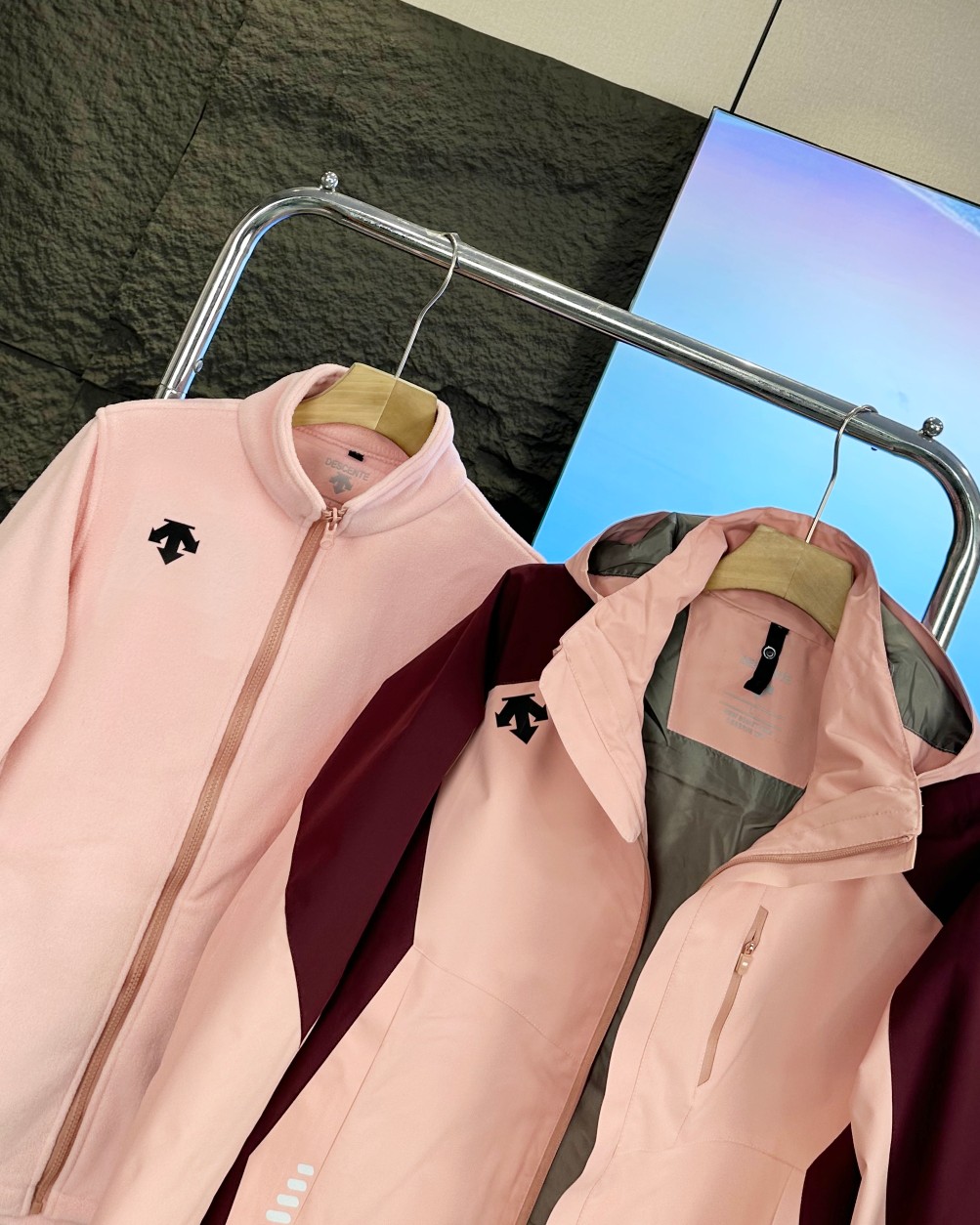 🛒购物价： p255💰 
Descente/迪桑特顶级三合一帽子可拆卸户外防风防水登山服情侣💑两件套冲锋衣外套《女款》
摇粒绒抓绒内胆可拆卸！户外顶级好面料！功能性强大！纯原单！品质好到爆！不挑年龄段，上身太好看！ 真正的防水防风冲锋衣，不是样子货！
    可拆卸抓绒内胆三合一冲锋衣！实实在在的好东西 性价比超高的一款！隐藏式拉链，防钻风袖口！！防水魔术贴！！ 每一处细节都非常完美！ 
此款外层TEXAPORE外层防水透气、内层保暖内胆！可单穿、亦可两者搭配着穿！防水透气的牛货！全方位防水透气面料！外层面料耐磨，同时提p优良的保暖性能！防风，防水，冬季外出有它，不惧严寒，雨雪无阻！

颜色：粉色 草绿
 
尺码:S-2XL
       袖长 胸围 衣长 建议体重 
S      72    108    68   100以内
M     74    112     70   100-115
 L     76     116    72   115-130                          XL    78    120    74   130-145
2XL 80    124    76   145-160