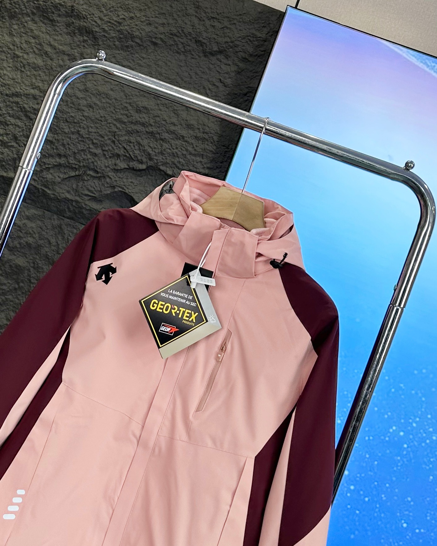 🛒购物价： p255💰 
Descente/迪桑特顶级三合一帽子可拆卸户外防风防水登山服情侣💑两件套冲锋衣外套《女款》
摇粒绒抓绒内胆可拆卸！户外顶级好面料！功能性强大！纯原单！品质好到爆！不挑年龄段，上身太好看！ 真正的防水防风冲锋衣，不是样子货！
    可拆卸抓绒内胆三合一冲锋衣！实实在在的好东西 性价比超高的一款！隐藏式拉链，防钻风袖口！！防水魔术贴！！ 每一处细节都非常完美！ 
此款外层TEXAPORE外层防水透气、内层保暖内胆！可单穿、亦可两者搭配着穿！防水透气的牛货！全方位防水透气面料！外层面料耐磨，同时提p优良的保暖性能！防风，防水，冬季外出有它，不惧严寒，雨雪无阻！

颜色：粉色 草绿
 
尺码:S-2XL
       袖长 胸围 衣长 建议体重 
S      72    108    68   100以内
M     74    112     70   100-115
 L     76     116    72   115-130                          XL    78    120    74   130-145
2XL 80    124    76   145-160