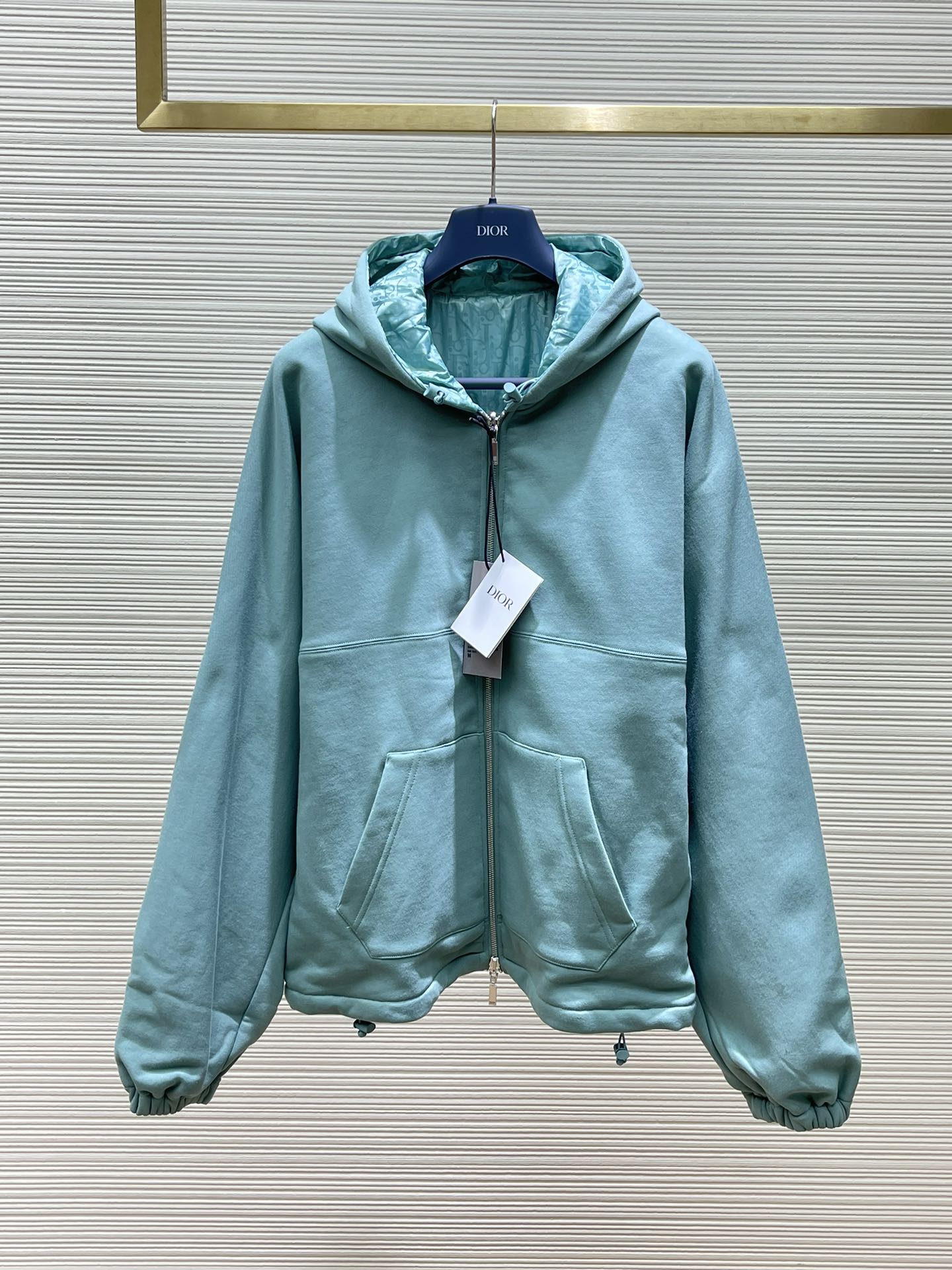 NO:147350,DIOR The latest model in early autumn, the counter is on sale at the same time, the cabinet price is 22,955, double-sided jacquard hooded OS version jacket, original single channel goods, perfect details, fabrics, auxiliary materials, all restored, truly a contemporary purchase of ruthless goods, the only disadvantage is that the quantity is too small, buy it is grabbing, the same style for men and women, black and green, green L/15, XL/13, XXL/2, special offer, no return or exchange,,dior,dior, jackets & coats,hats,alexander wang19860909DIOR 迪奥 早秋最新款,专柜同步在售,柜柜售价22955,双面提花连帽OS版外套,原单渠道货,细节完美呈现,面料、辅料、全部还原,真正可以当代购级别的狠货,唯一缺点就是数量太少了,买到就是抢到,男女同款,黑、绿两色,绿色L/15,XL/13,XXL/2,特价,不退不换,,dior,dior,jackets & coats,hats,alexander wang,Men's clothing