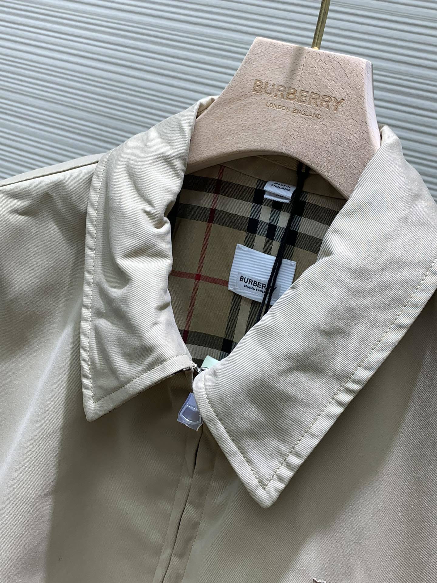 Burberry 巴宝莉,2024秋冬最新品,官网、专柜同步有售,售价16920,休闲版型哈林顿外套,选