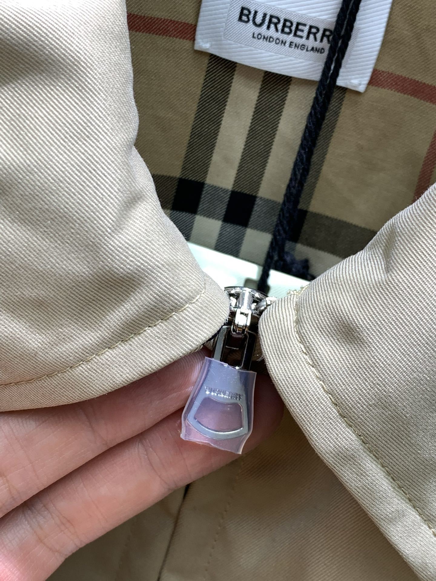 Burberry 巴宝莉,2024秋冬最新品,官网、专柜同步有售,售价16920,休闲版型哈林顿外套,选
