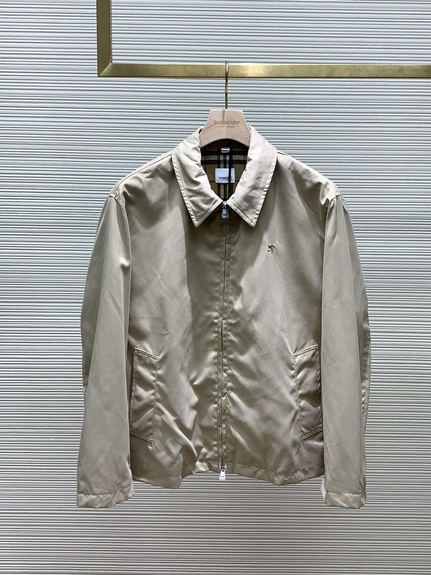 Burberry 巴宝莉,2024秋冬最新品,官网、专柜同步有售,售价16920,休闲版型哈林顿外套,选