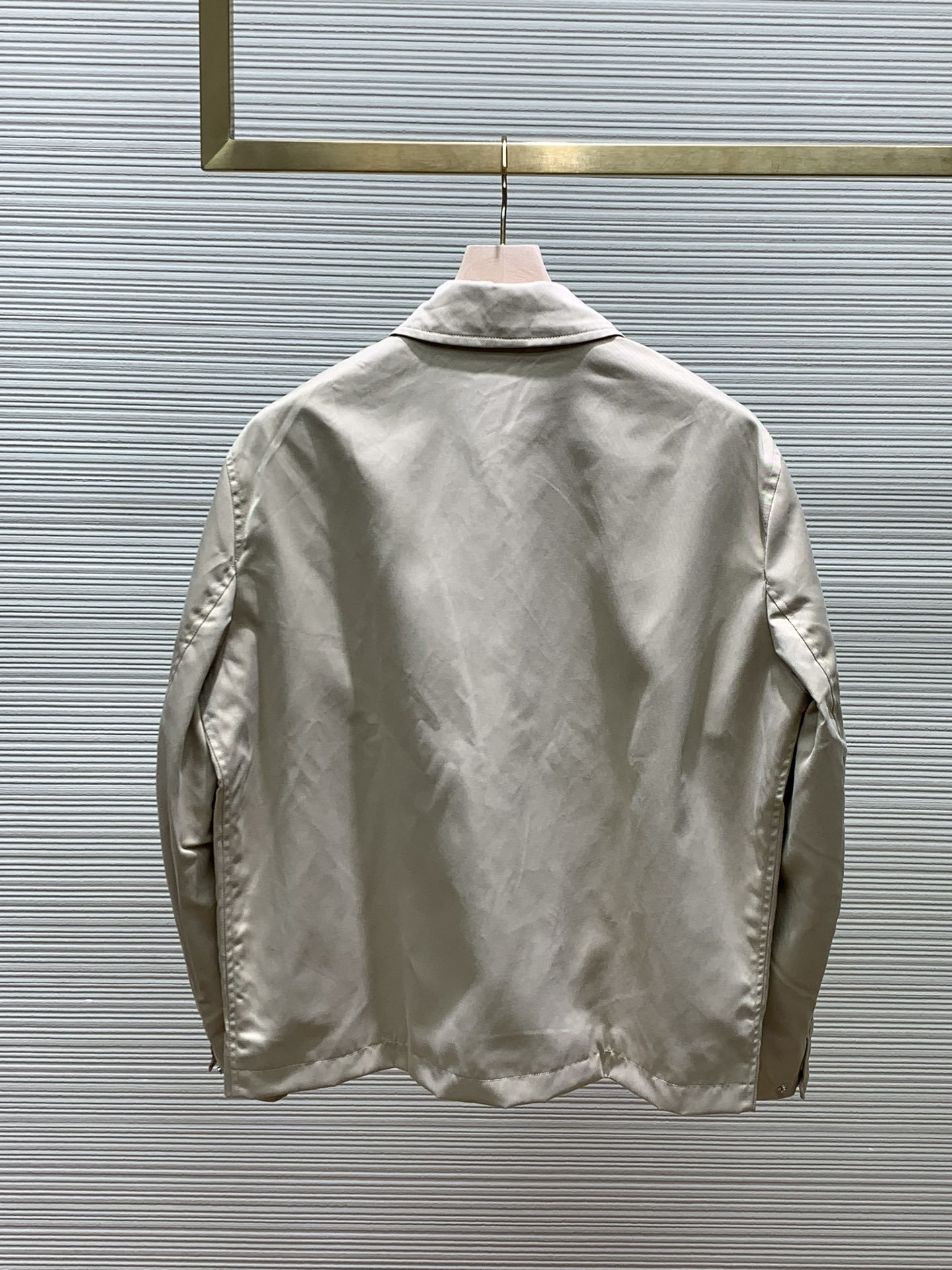 Burberry 巴宝莉,2024秋冬最新品,官网、专柜同步有售,售价16920,休闲版型哈林顿外套,选
