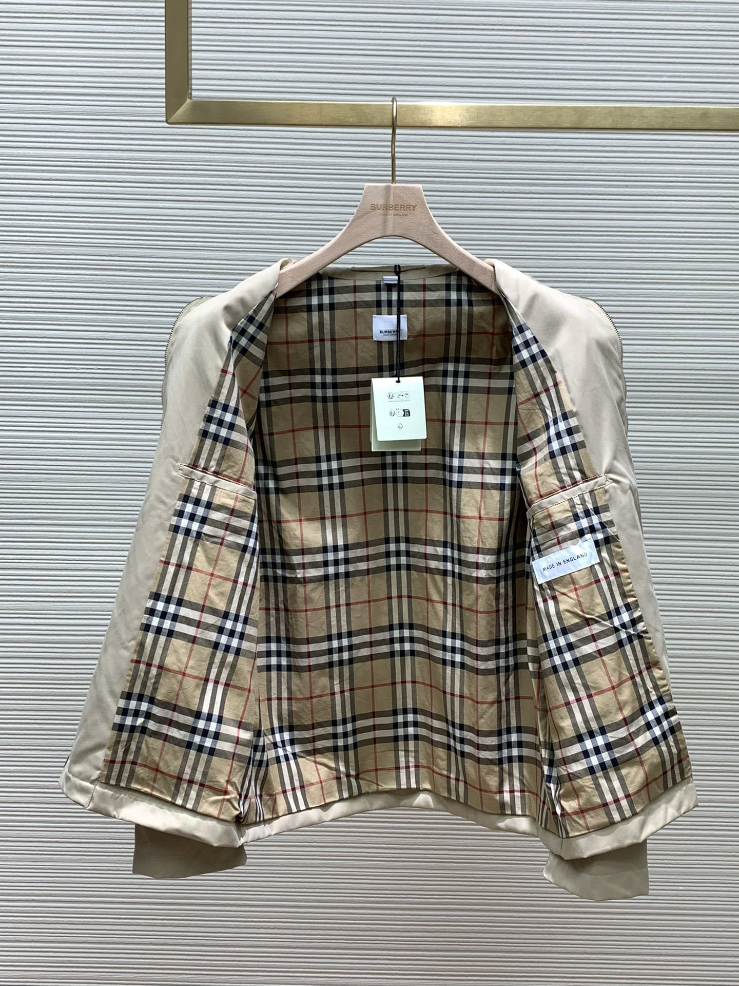 Burberry 巴宝莉,2024秋冬最新品,官网、专柜同步有售,售价16920,休闲版型哈林顿外套,选