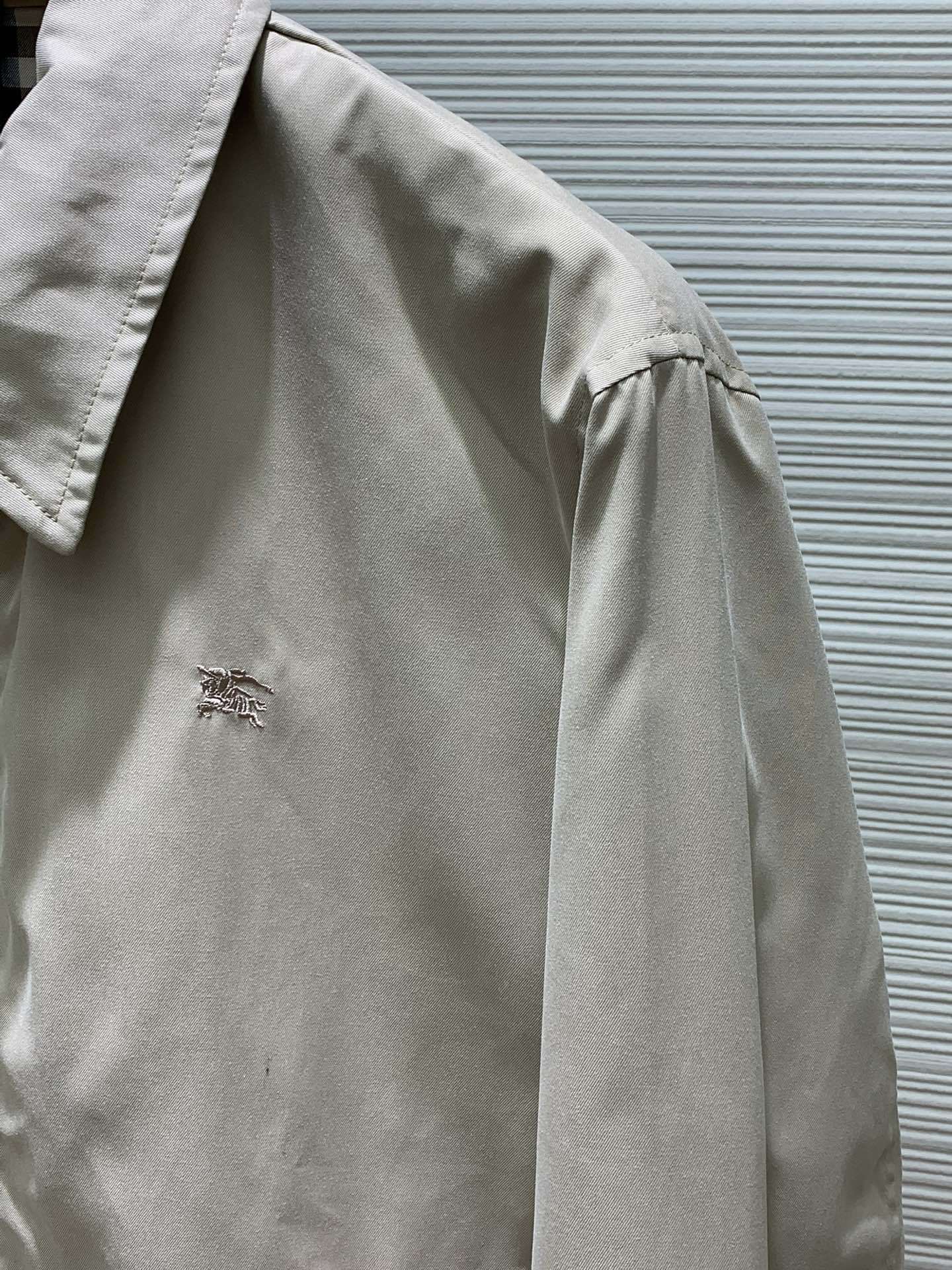 Burberry 巴宝莉,2024秋冬最新品,官网、专柜同步有售,售价16920,休闲版型哈林顿外套,选
