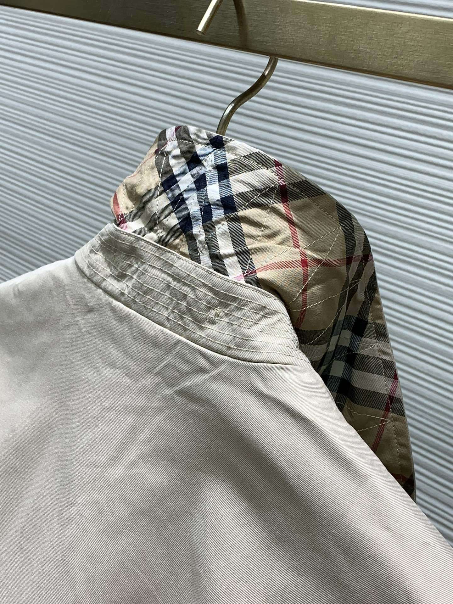 Burberry 巴宝莉,2024秋冬最新品,官网、专柜同步有售,售价16920,休闲版型哈林顿外套,选