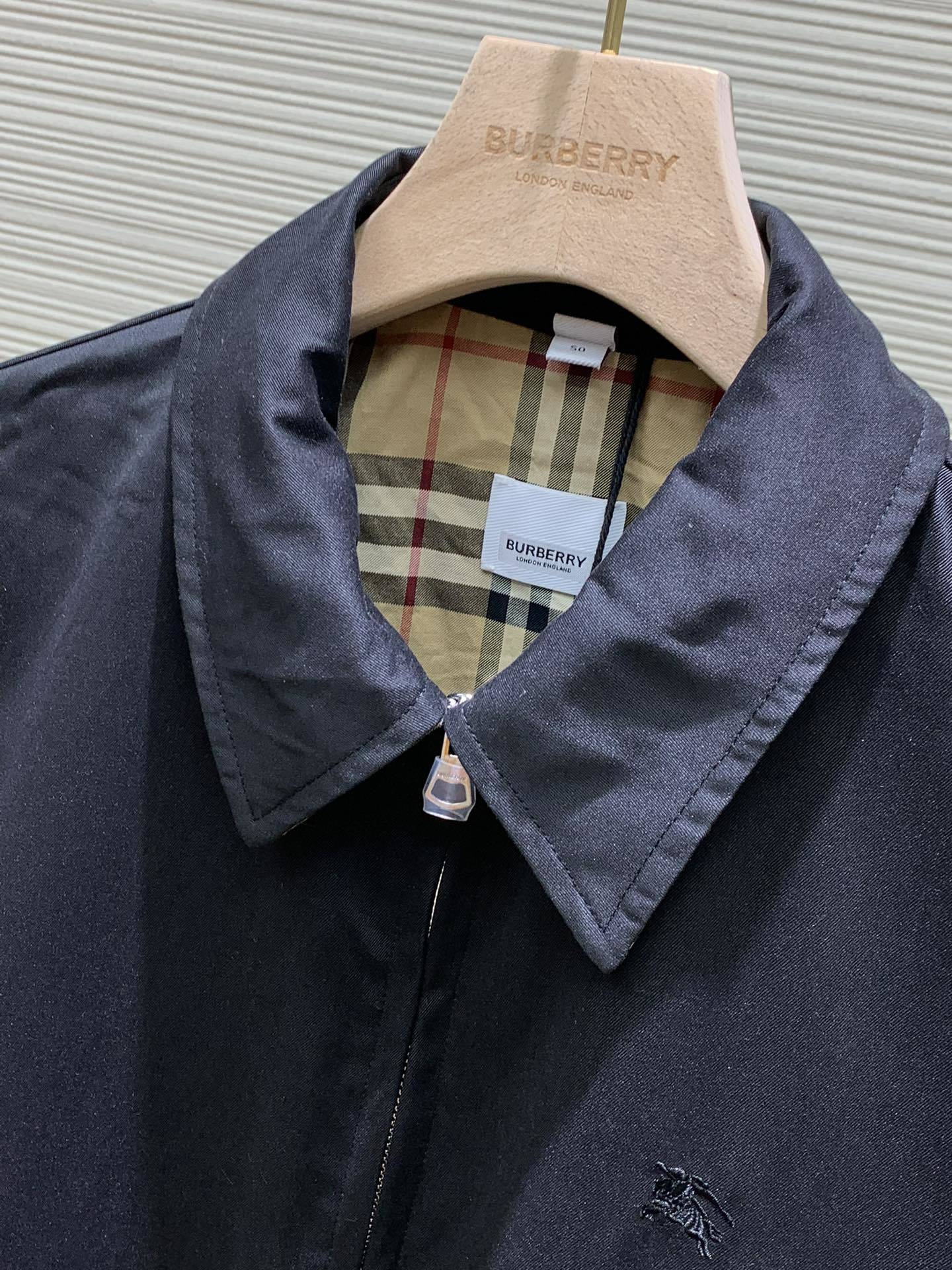 Burberry 巴宝莉,2024秋冬最新品,官网、专柜同步有售,售价16920,休闲版型哈林顿外套,选