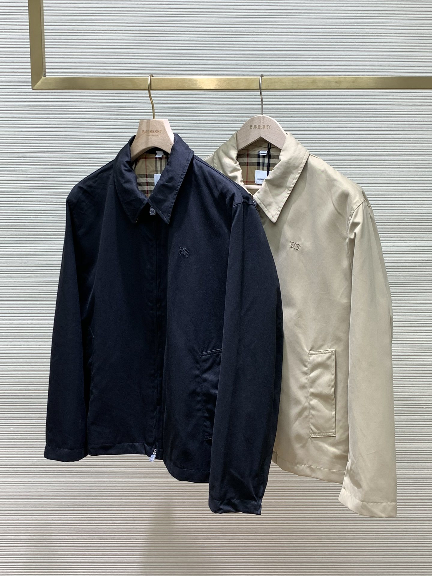 Burberry 巴宝莉,2024秋冬最新品,官网、专柜同步有售,售价16920,休闲版型哈林顿外套,选