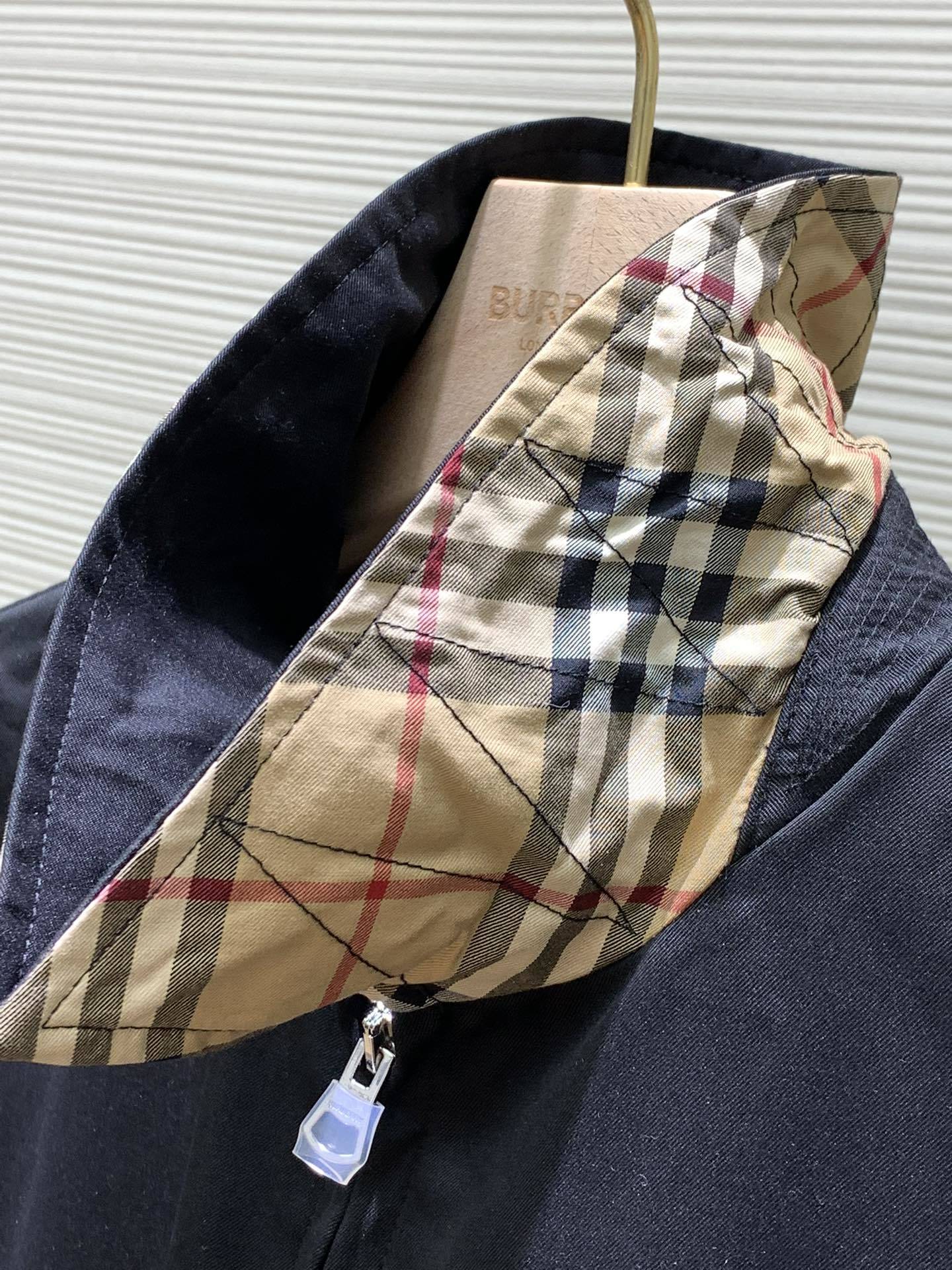 Burberry 巴宝莉,2024秋冬最新品,官网、专柜同步有售,售价16920,休闲版型哈林顿外套,选