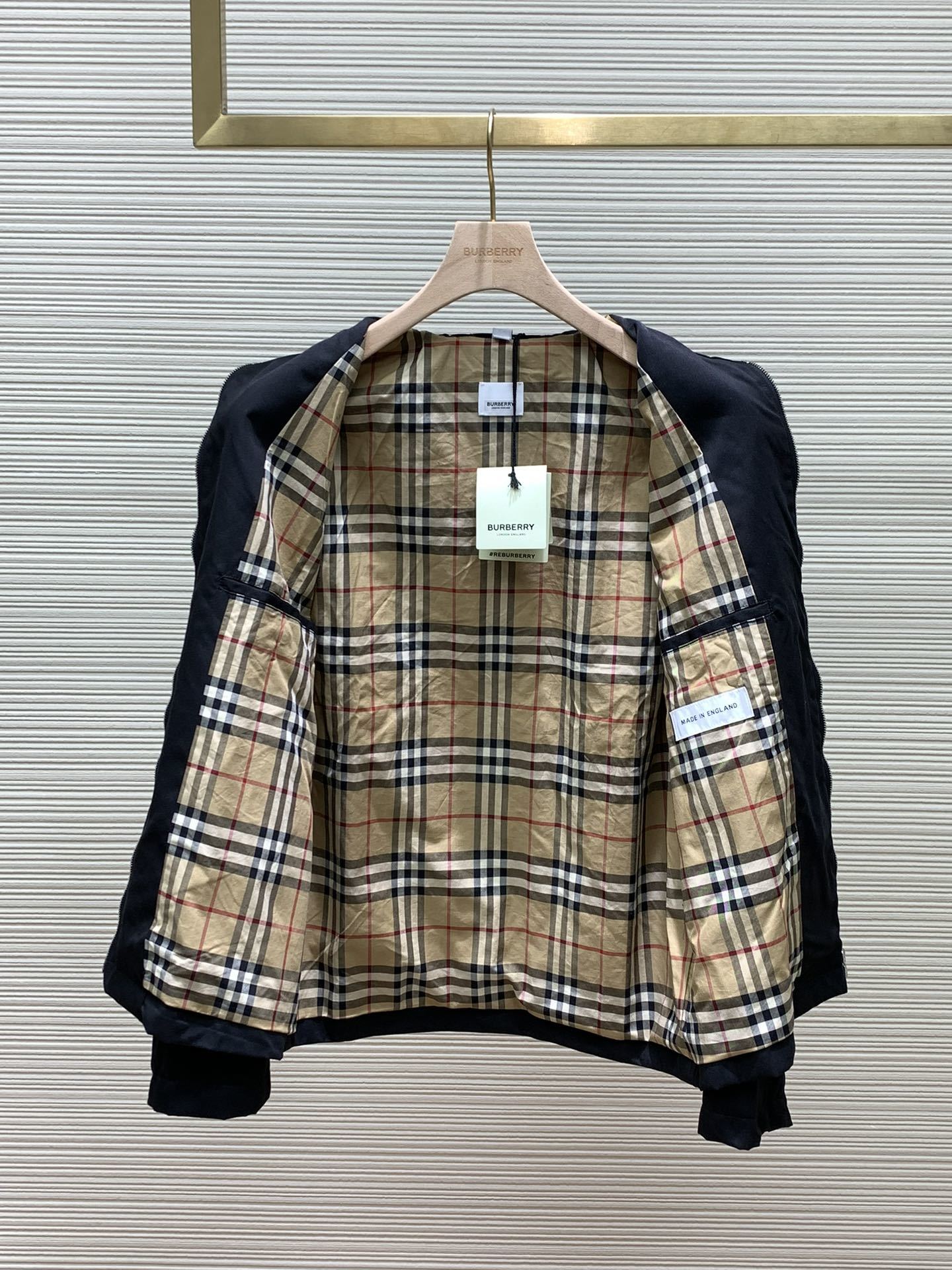 Burberry 巴宝莉,2024秋冬最新品,官网、专柜同步有售,售价16920,休闲版型哈林顿外套,选
