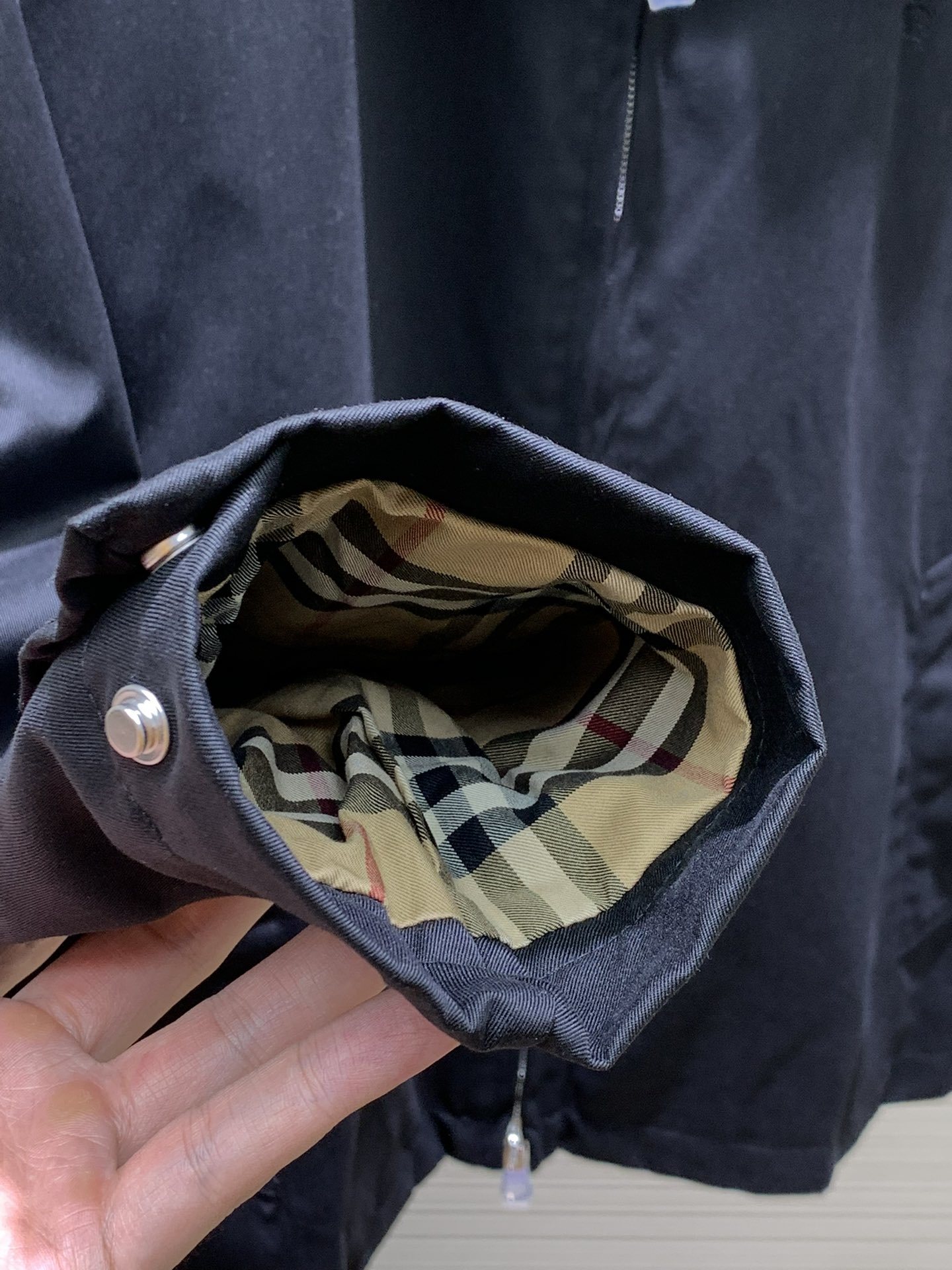 Burberry 巴宝莉,2024秋冬最新品,官网、专柜同步有售,售价16920,休闲版型哈林顿外套,选