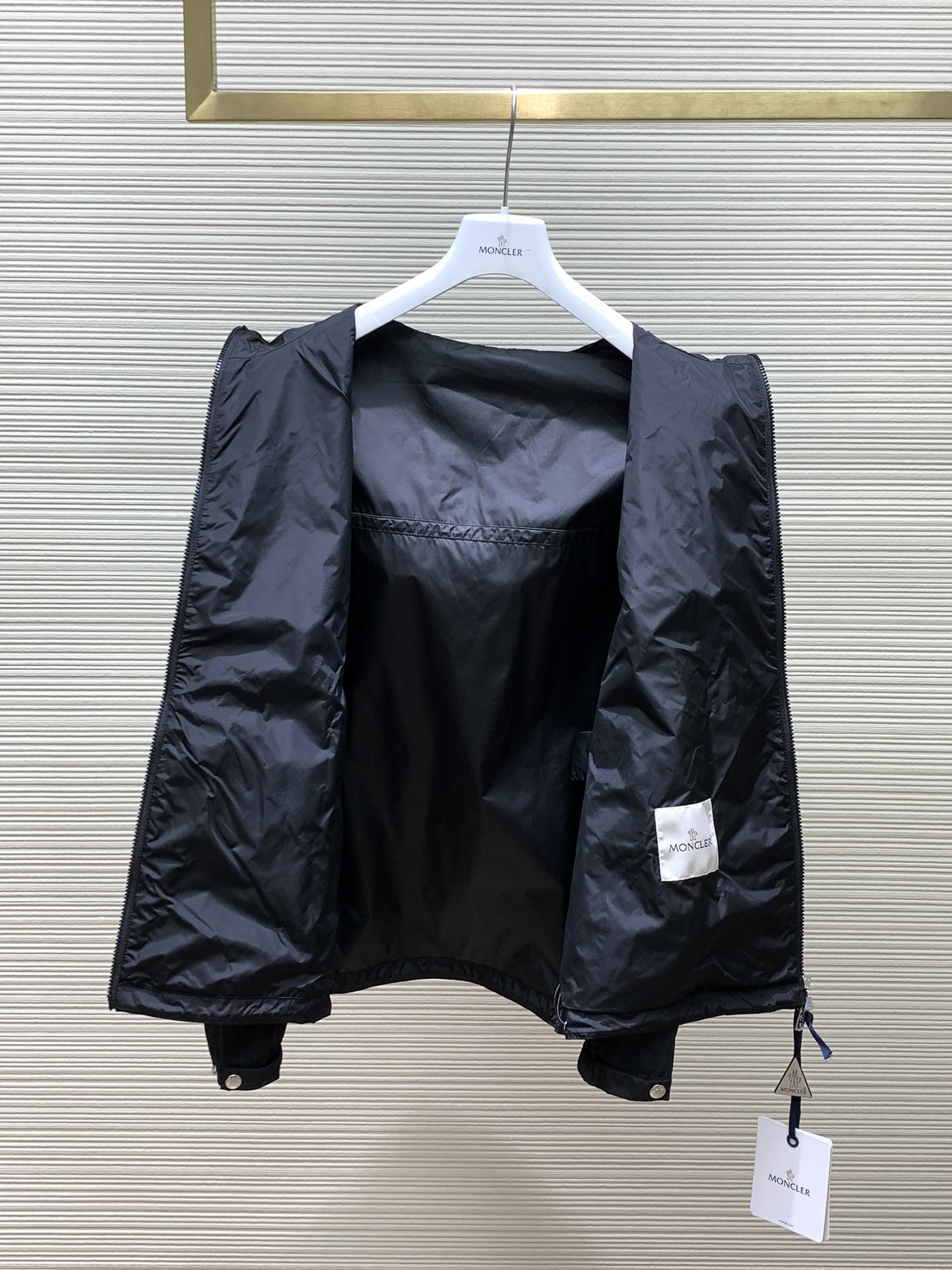 Moncler 蒙口，2024秋冬最新品，专柜同步有售，贸易公司订单，唯一能做原单老鼠狠货，连帽休闲夹克