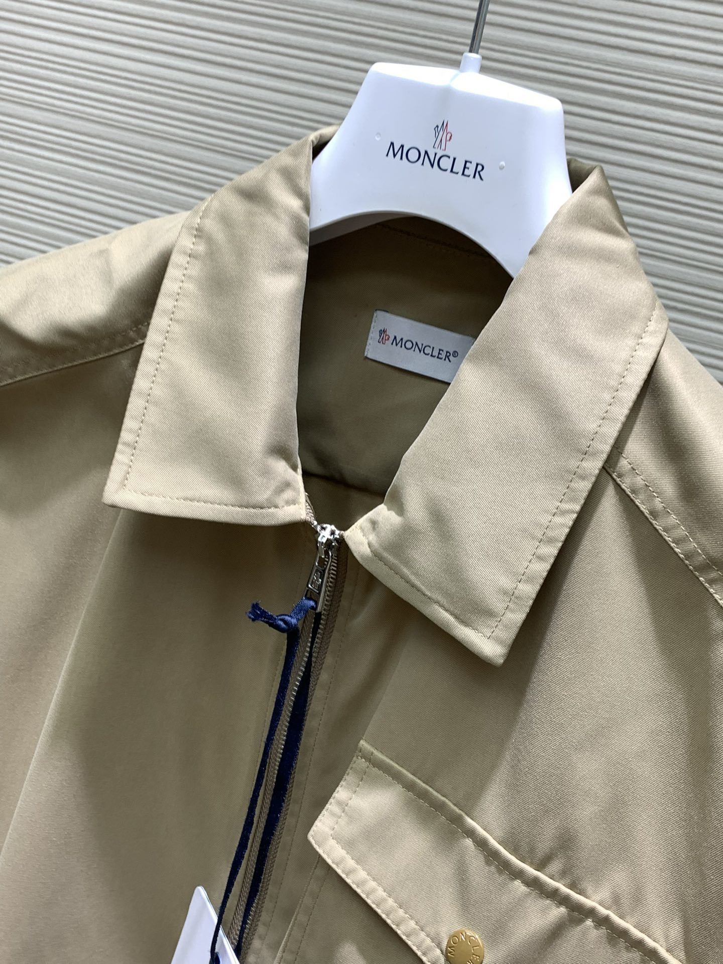 Moncler 蒙口,2024秋季最新品,官网专柜同步有售,售价6520,男士棉质华达呢拉链外套衬衫 这