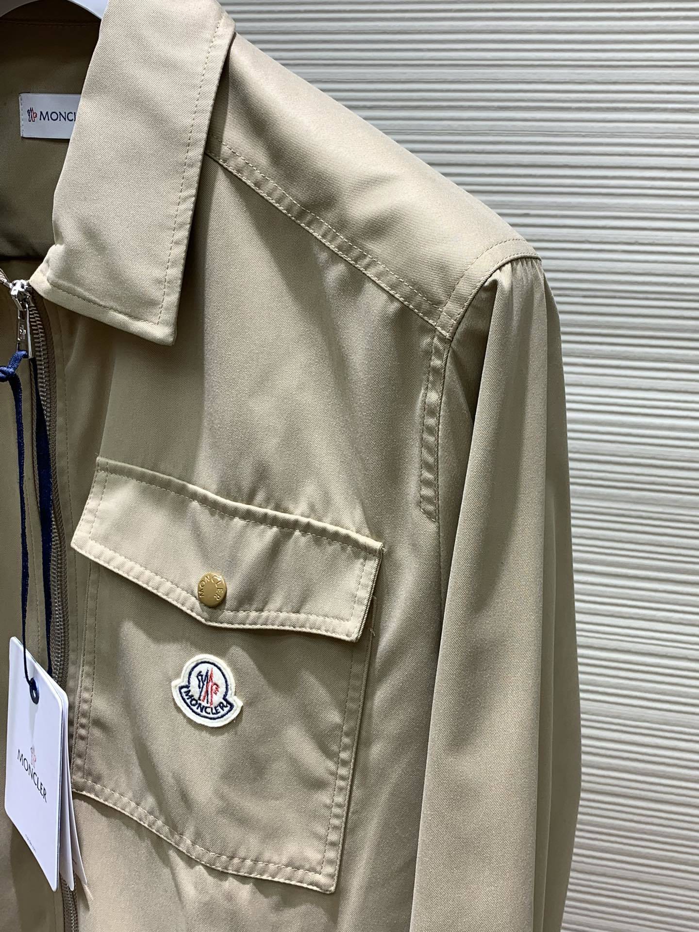 Moncler 蒙口,2024秋季最新品,官网专柜同步有售,售价6520,男士棉质华达呢拉链外套衬衫 这