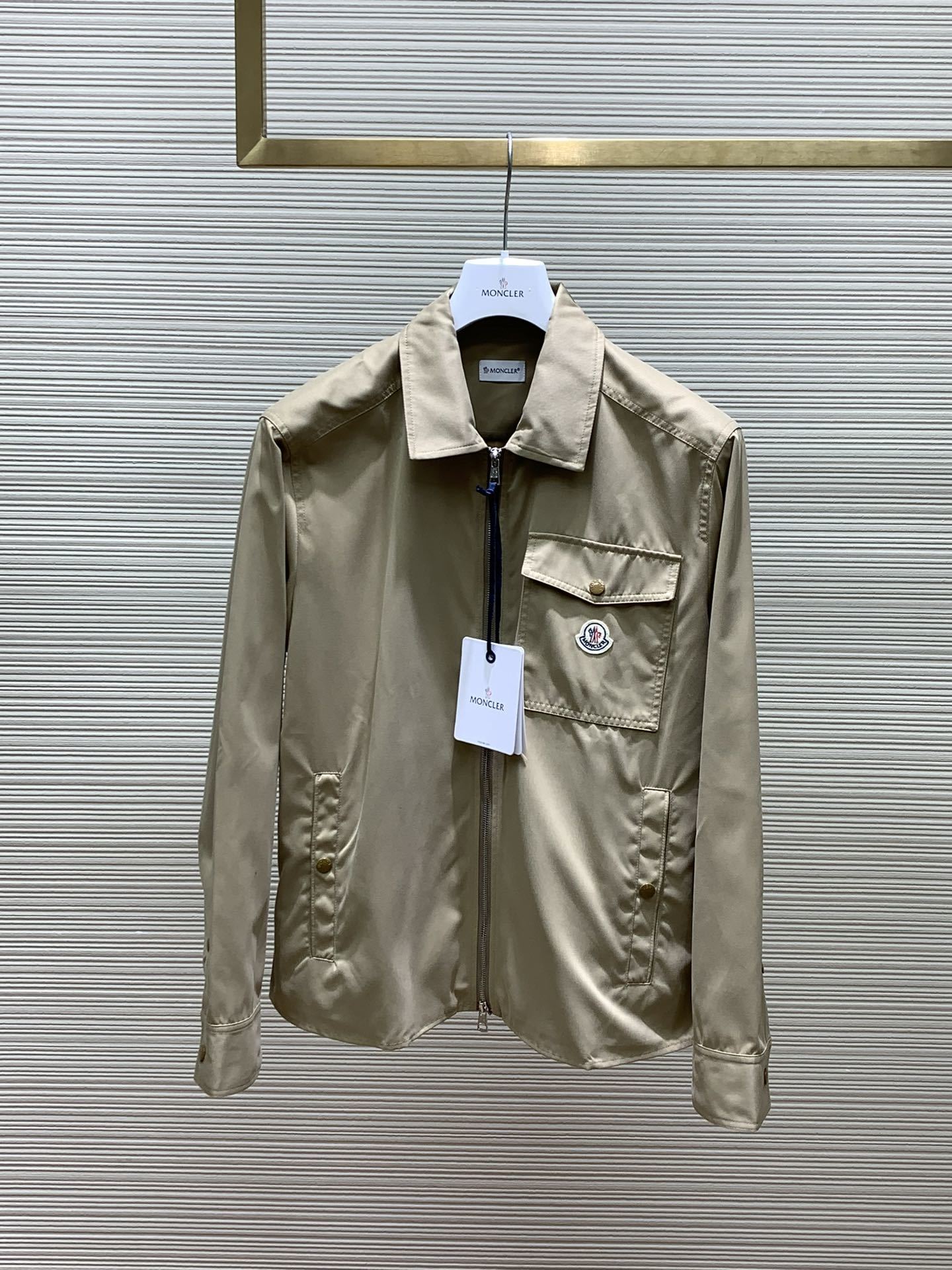 Moncler 蒙口,2024秋季最新品,官网专柜同步有售,售价6520,男士棉质华达呢拉链外套衬衫 这