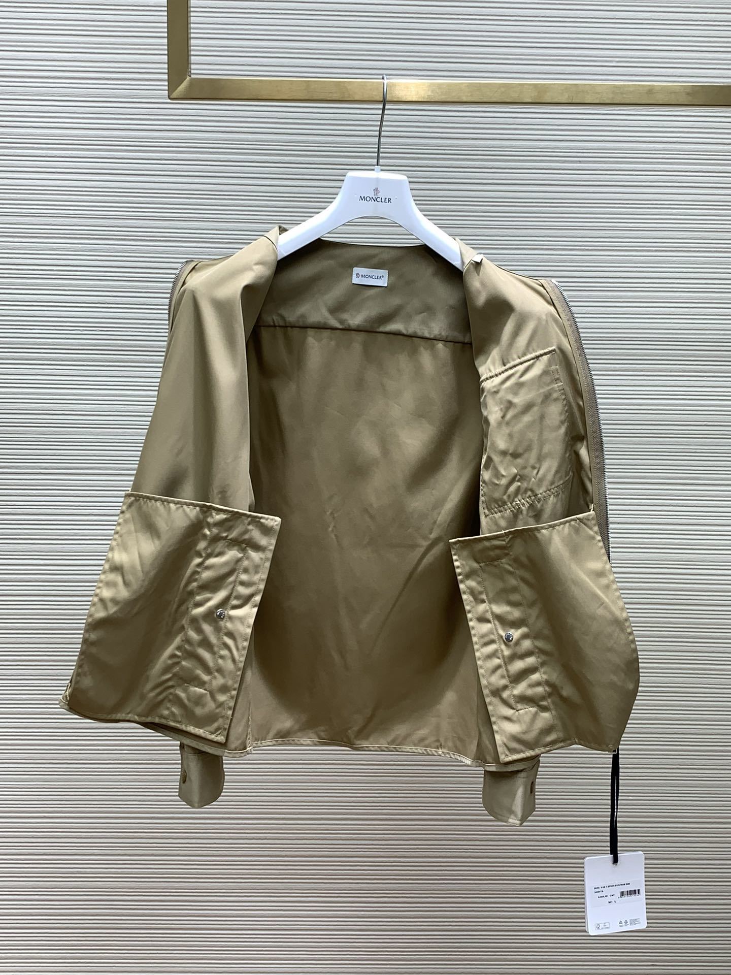 Moncler 蒙口,2024秋季最新品,官网专柜同步有售,售价6520,男士棉质华达呢拉链外套衬衫 这