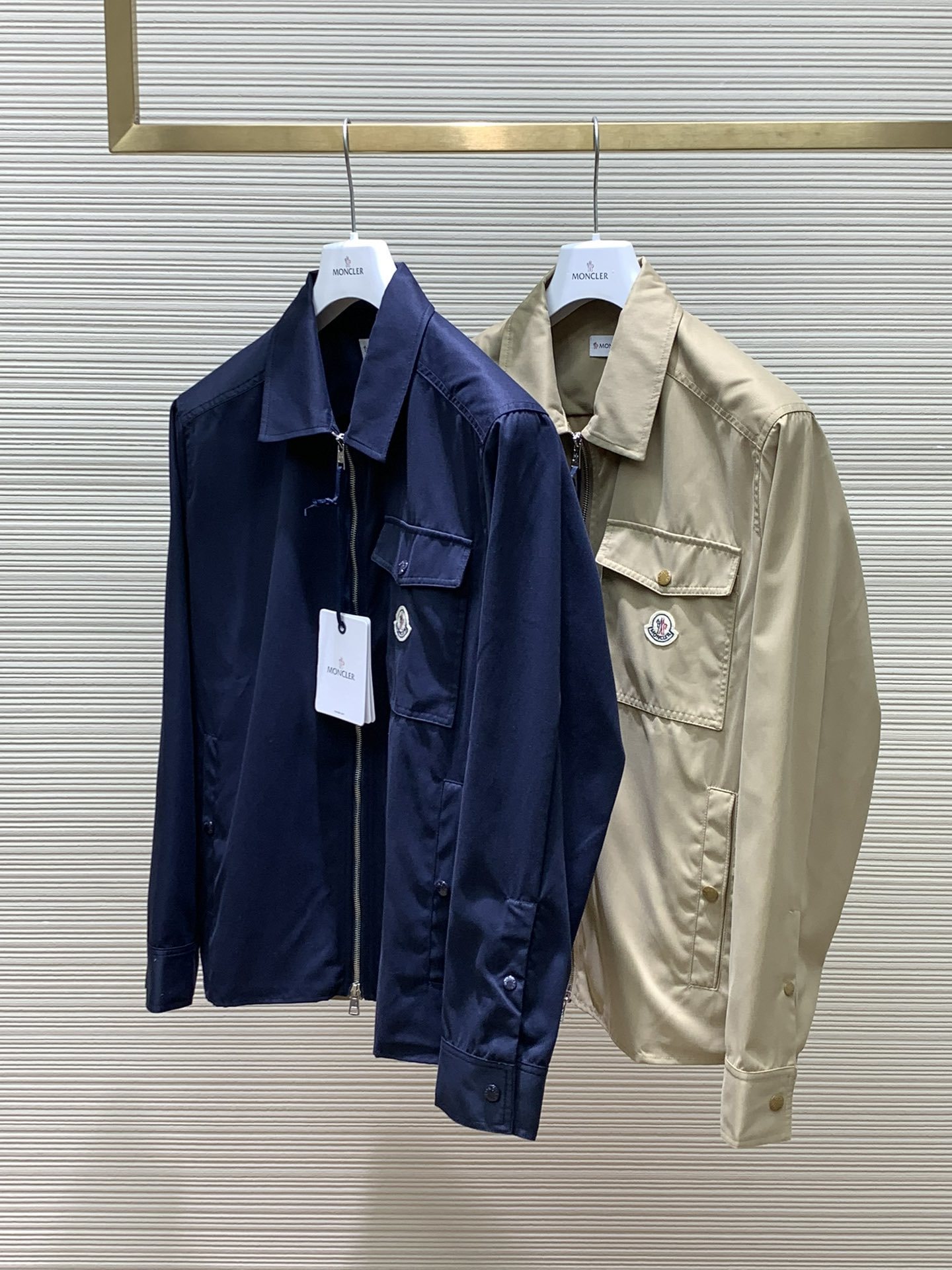 Moncler 蒙口,2024秋季最新品,官网专柜同步有售,售价6520,男士棉质华达呢拉链外套衬衫 这