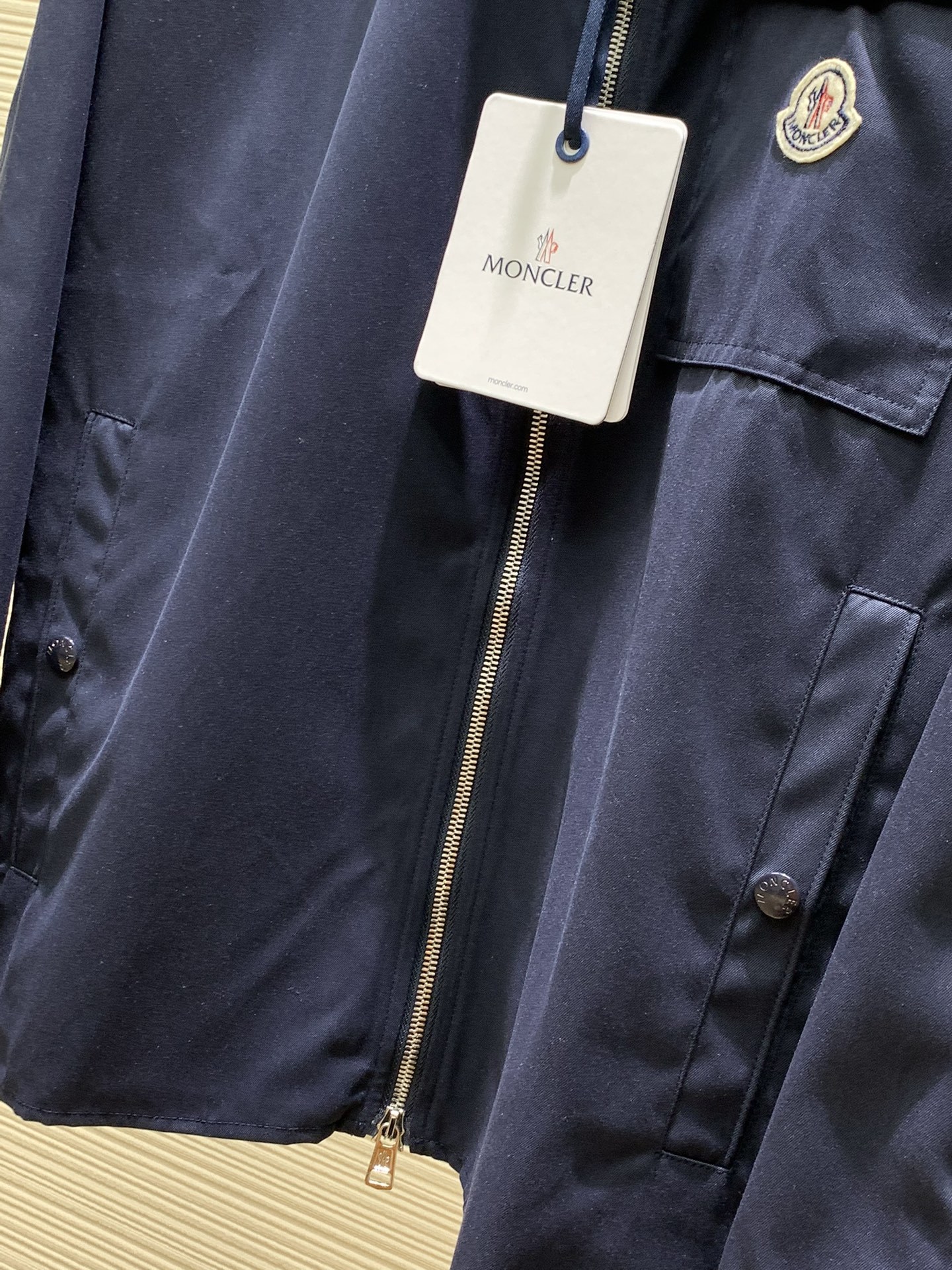 Moncler 蒙口,2024秋季最新品,官网专柜同步有售,售价6520,男士棉质华达呢拉链外套衬衫 这