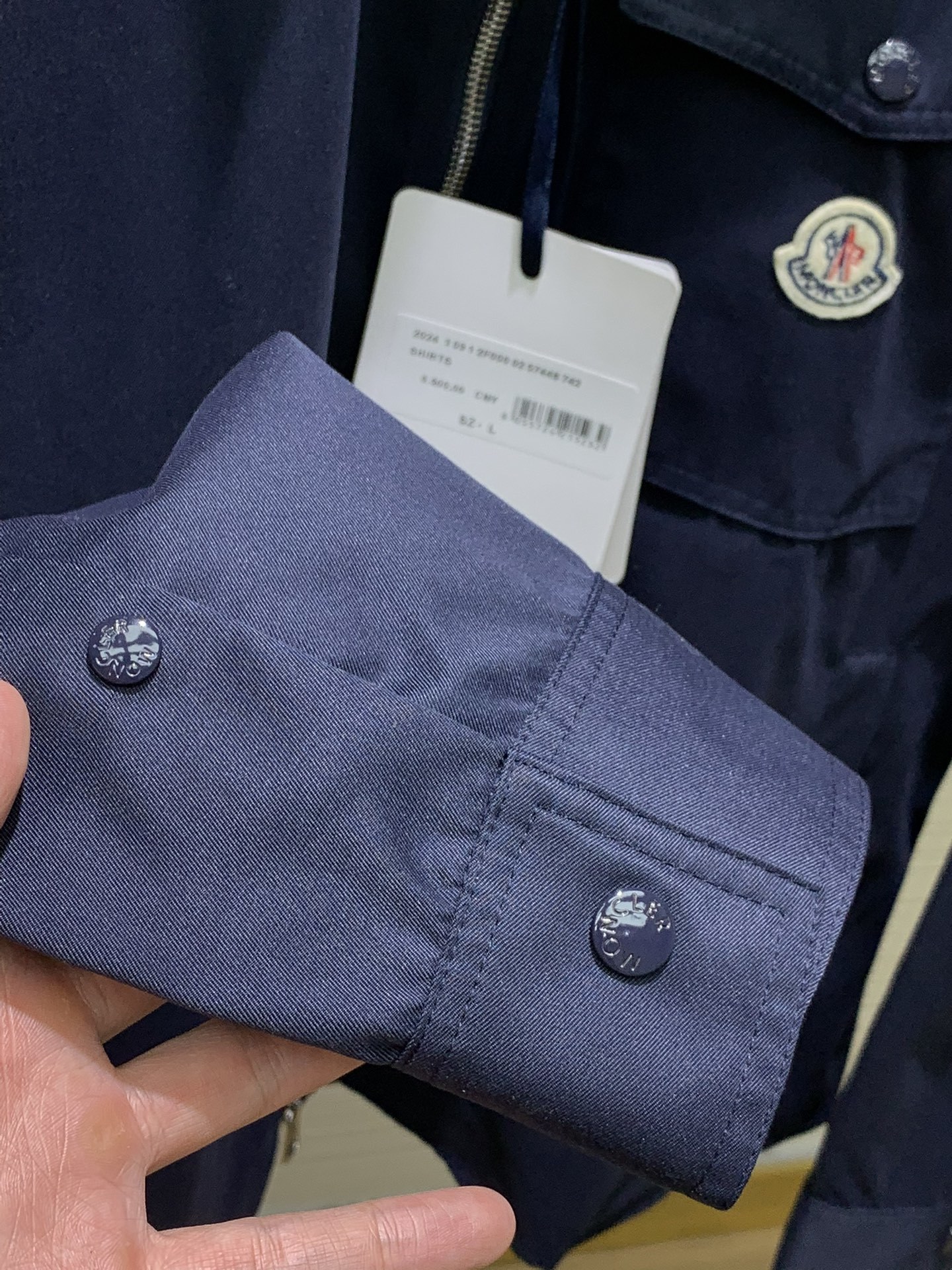 Moncler 蒙口,2024秋季最新品,官网专柜同步有售,售价6520,男士棉质华达呢拉链外套衬衫 这