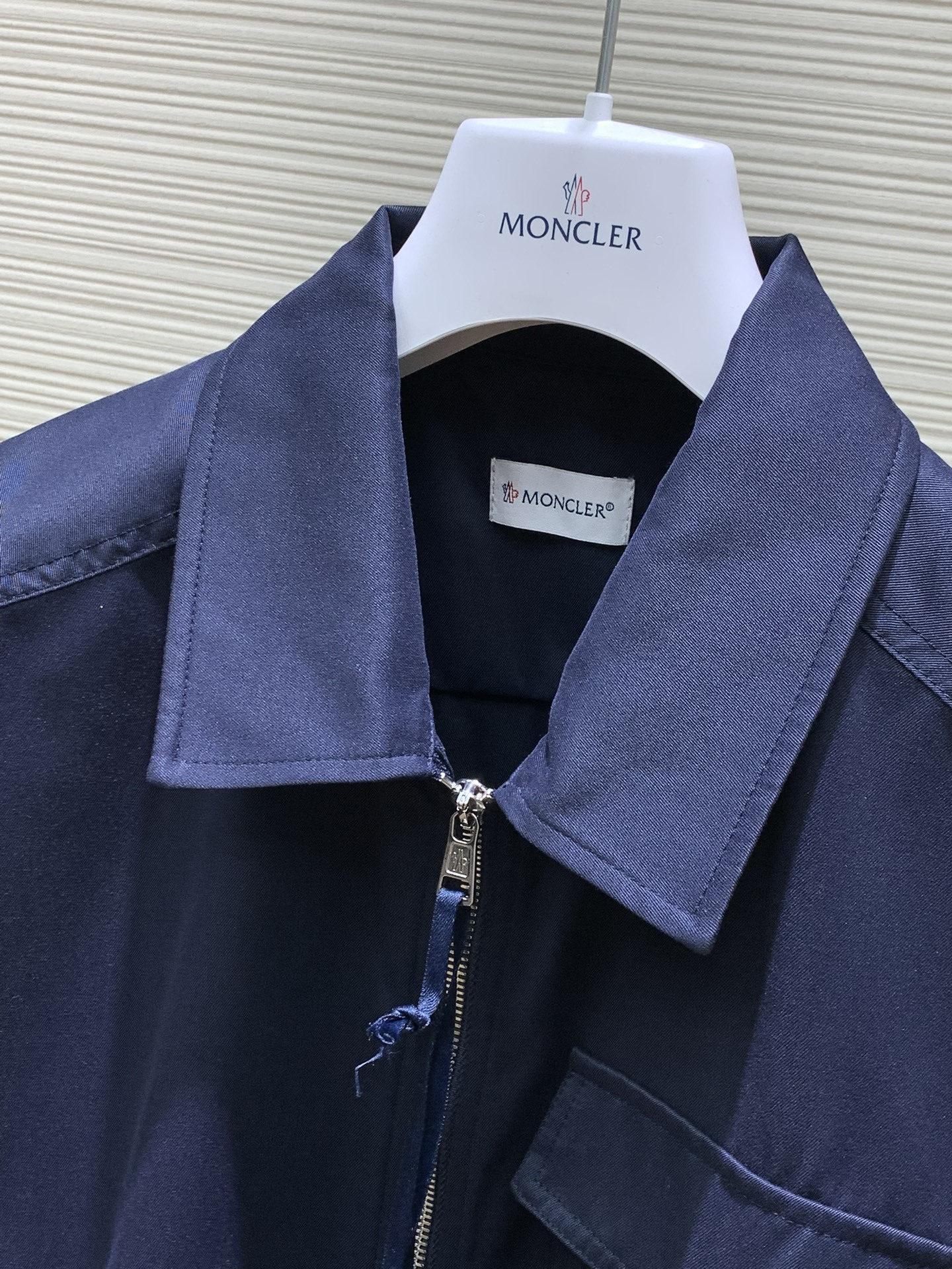 Moncler 蒙口,2024秋季最新品,官网专柜同步有售,售价6520,男士棉质华达呢拉链外套衬衫 这