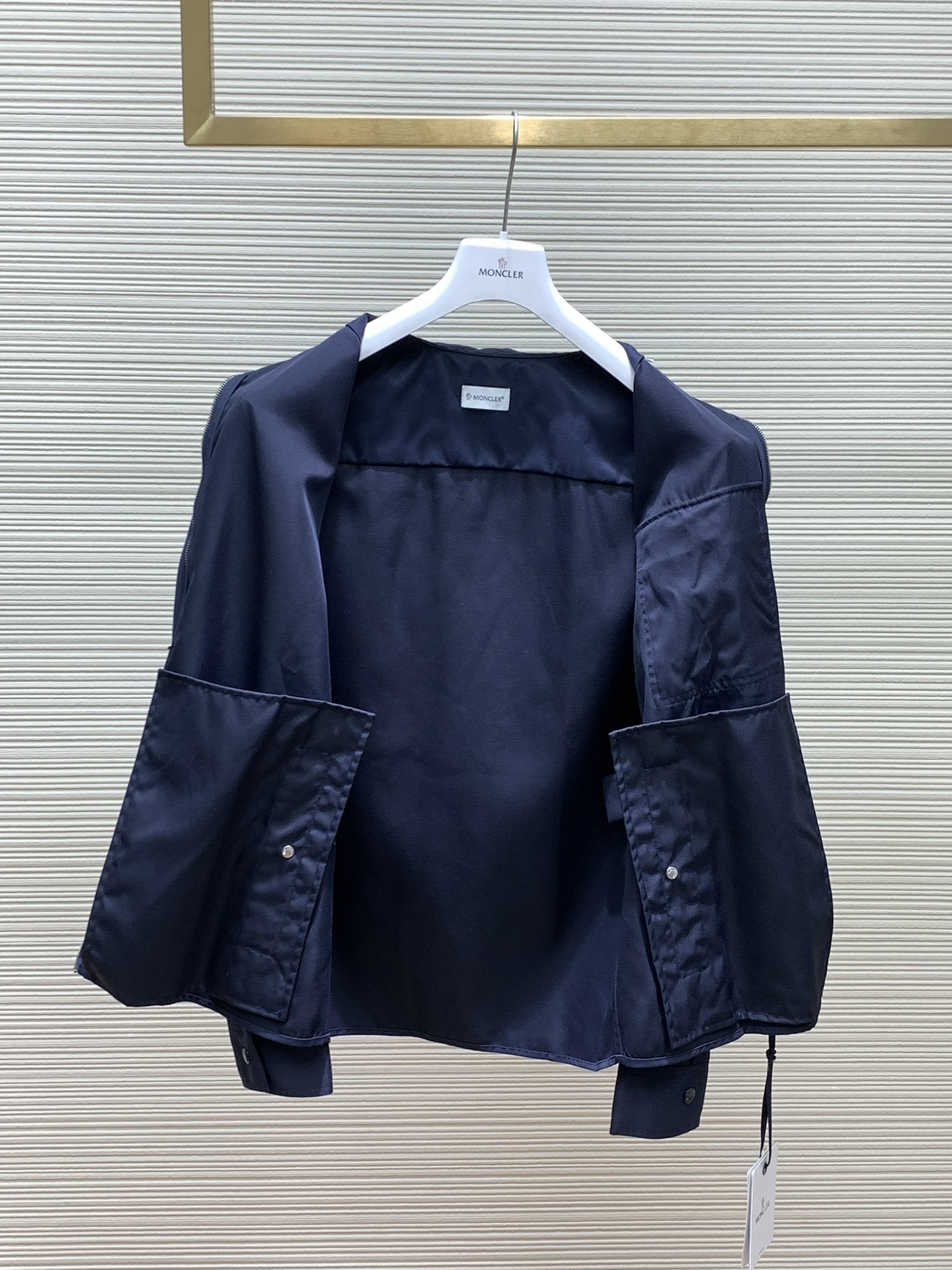 Moncler 蒙口,2024秋季最新品,官网专柜同步有售,售价6520,男士棉质华达呢拉链外套衬衫 这