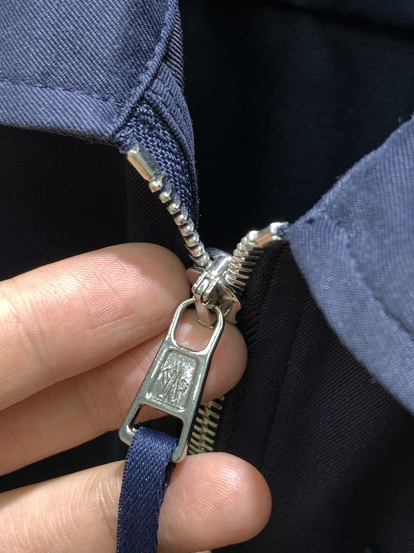 Moncler 蒙口,2024秋季最新品,官网专柜同步有售,售价6520,男士棉质华达呢拉链外套衬衫 这