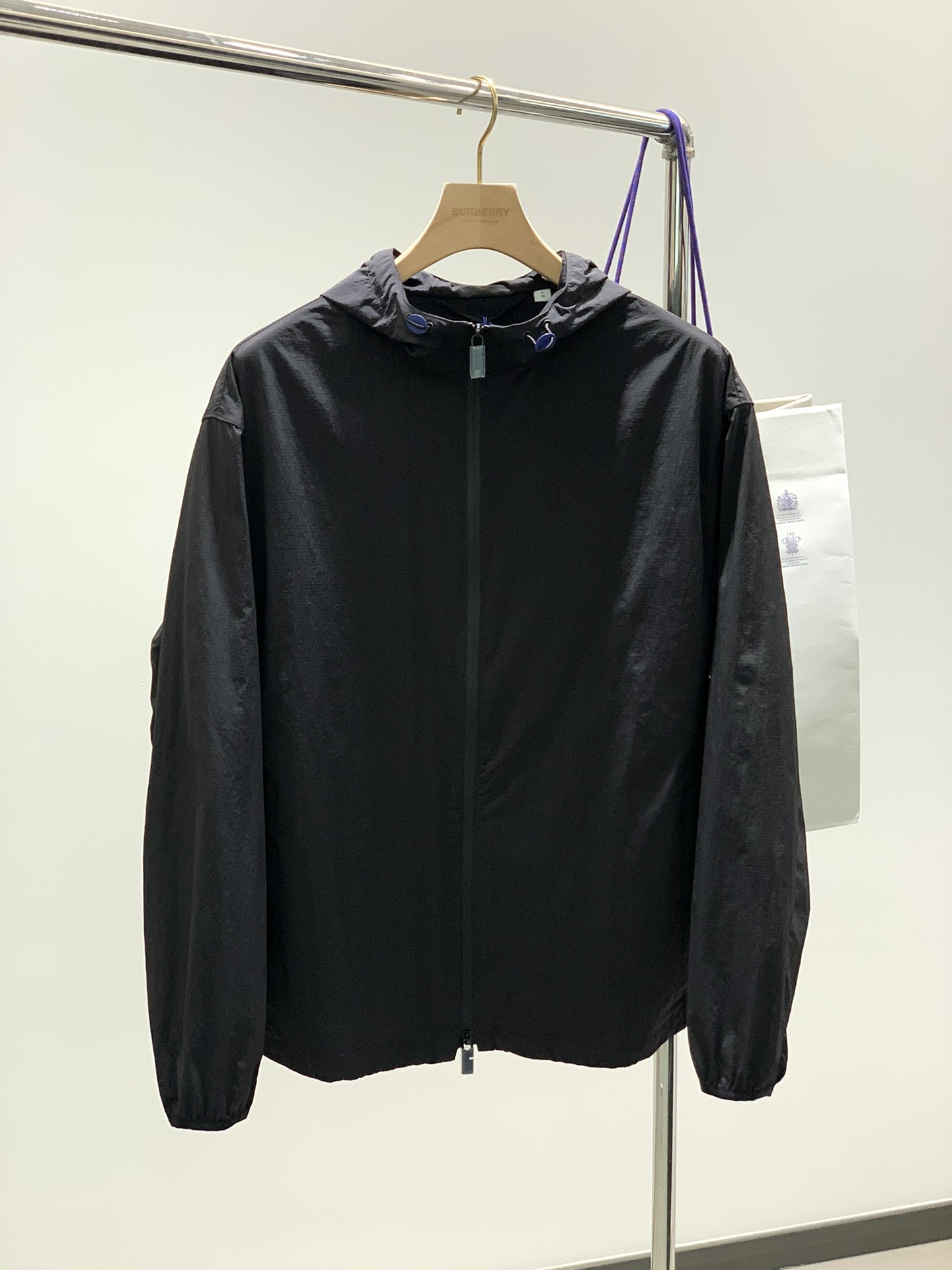 NO:117955,BUR hooded jacket is made of light nylon fabric. The back is embroidered with Equestrian Knight logo (EKD) embroidered with casual style. The overall cut is looser than the regular style. The autumn limited edition version is priced by YB13500; the hard goods channel is freely put into the cabinet. The quality is really limited. If you like it, you can tell that it is quite popular at a glance. At present, the currency version is just randomly beaten. We don’t look at the pictures to make goods. BBR We have always had a strong supply of goods, and the craftsmanship details are quite Nice. The closed-eye model is equipped with casual T and light sweaters. It can be loosely decorated. The light and nylon technology fabric is very comfortable to wear. It is quick-drying fabric for customers, breathable and cool summer sweating. The design of this model is fashionable and avant-garde. The style is  The brand embedding is really quite touching!  S-XXL, burberry, jackets & coats, sweaters, hats, alexander wang19860909BUR连帽外套,选用轻盈尼龙面料打造.背部点缀马术骑士徽标（EKD）刺绣,呈现休闲版型 整体较常规版型剪裁更为宽松, 点缀马术骑士徽标（EKD）刺绣秋季限量发行款 YB13500的售价 ；硬货渠道随意入柜 品质数量真的是极有限,喜欢的直接入 这种款一看就知道是比较的火爆,目前通货版本随便吊打的哈,我们不看图做货, BBR我们一直有很强的货源,工艺细节做工都相当Nice 闭眼入的款,配休闲T,轻薄毛衣都可以宽松版型,轻薄尼龙科技面料 ,穿着相当舒服, 客供速干面料,透气凉爽夏季排汗 这个款的设计,时尚前卫.版型 面料 品牌嵌入点缀真的是相当有感觉！码数S-XXL,,,burberry,jackets & coats,sweaters,hats,alexander wang,Men's clothing