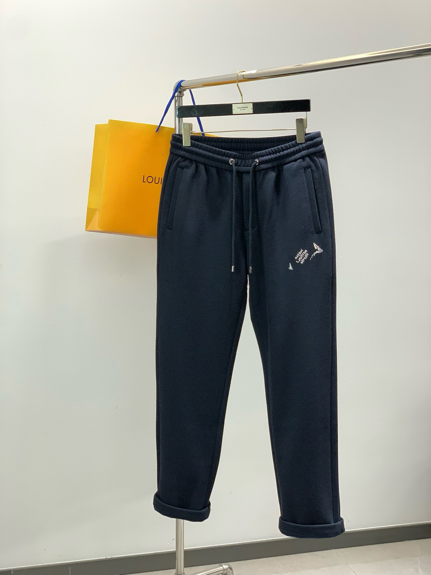 ，LouisVuitton 路易威登，2025冬季最新款，专柜同步有售，原单狠货，时尚➕绒休闲裤，上身很