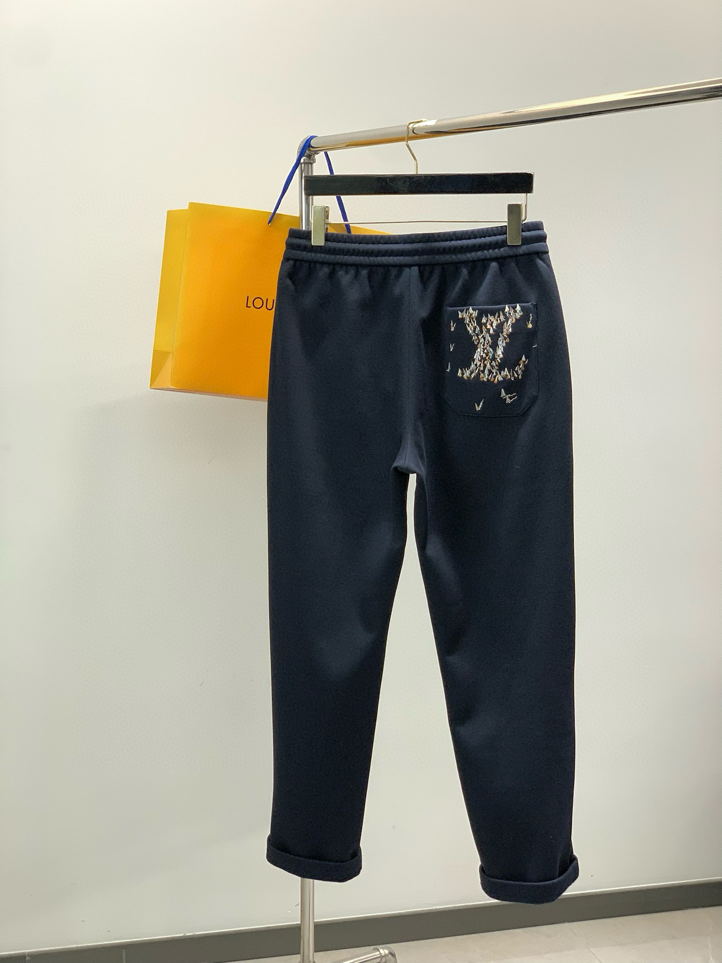 ，LouisVuitton 路易威登，2025冬季最新款，专柜同步有售，原单狠货，时尚➕绒休闲裤，上身很