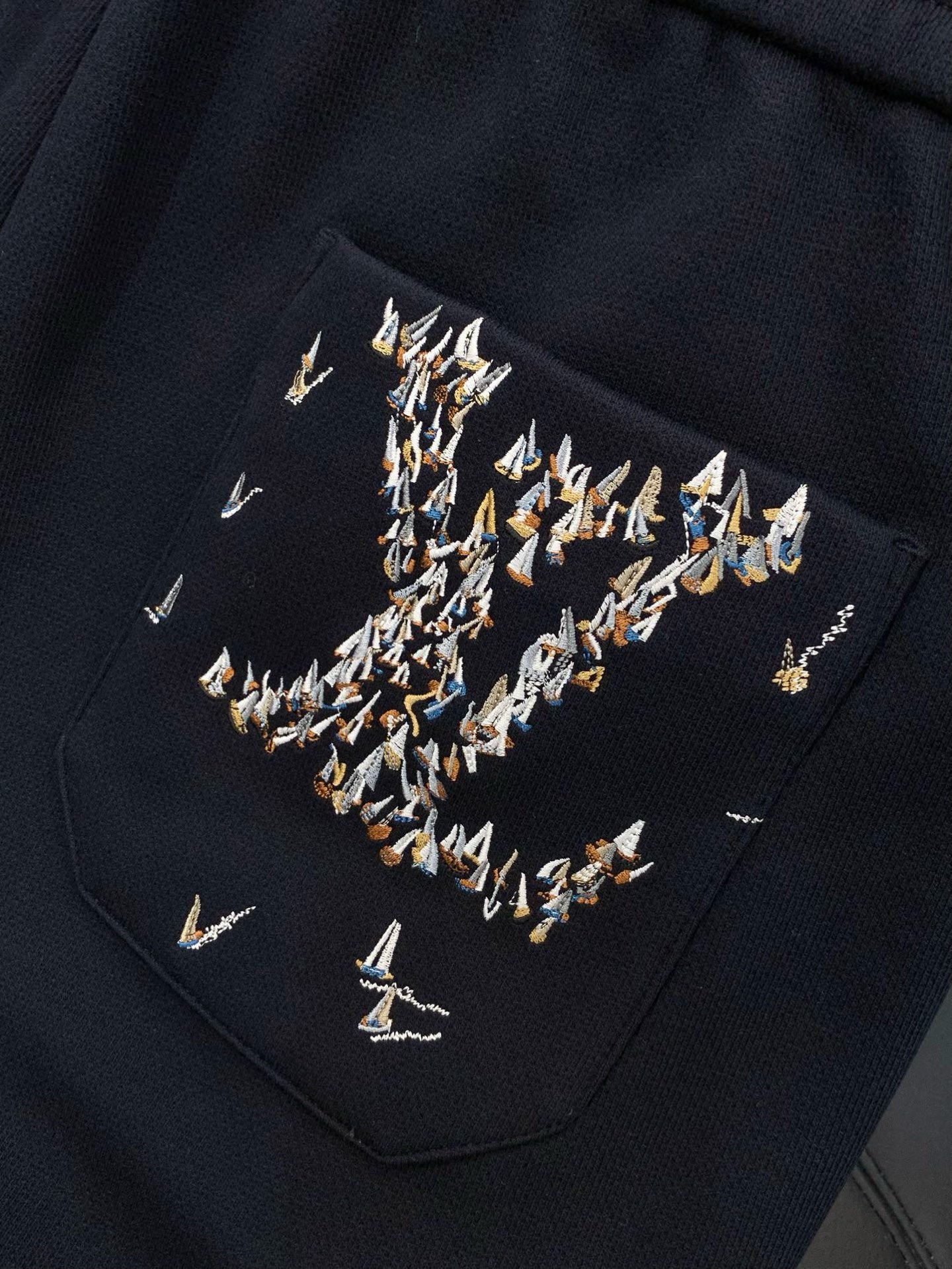 ，LouisVuitton 路易威登，2025冬季最新款，专柜同步有售，原单狠货，时尚➕绒休闲裤，上身很