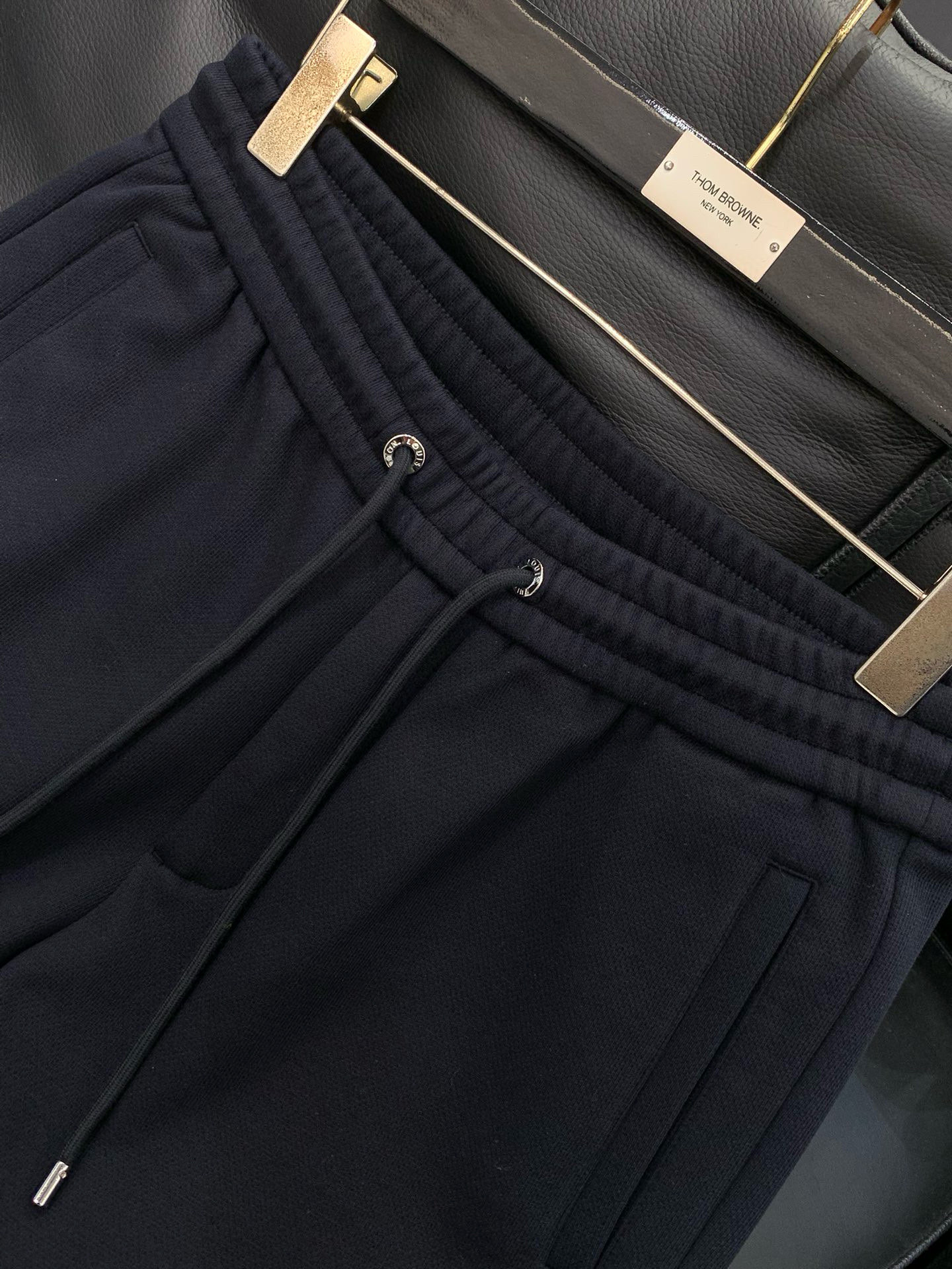 ，LouisVuitton 路易威登，2025冬季最新款，专柜同步有售，原单狠货，时尚➕绒休闲裤，上身很